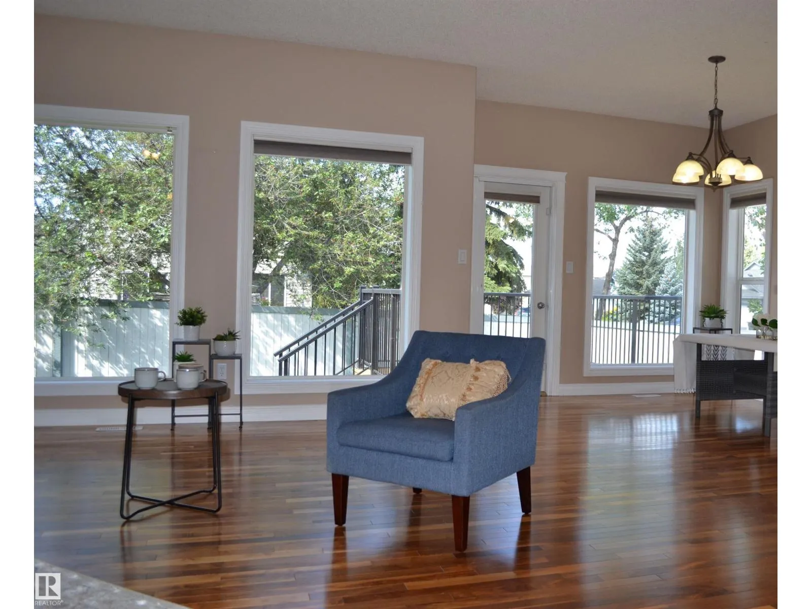 1 LONGVIEW CR