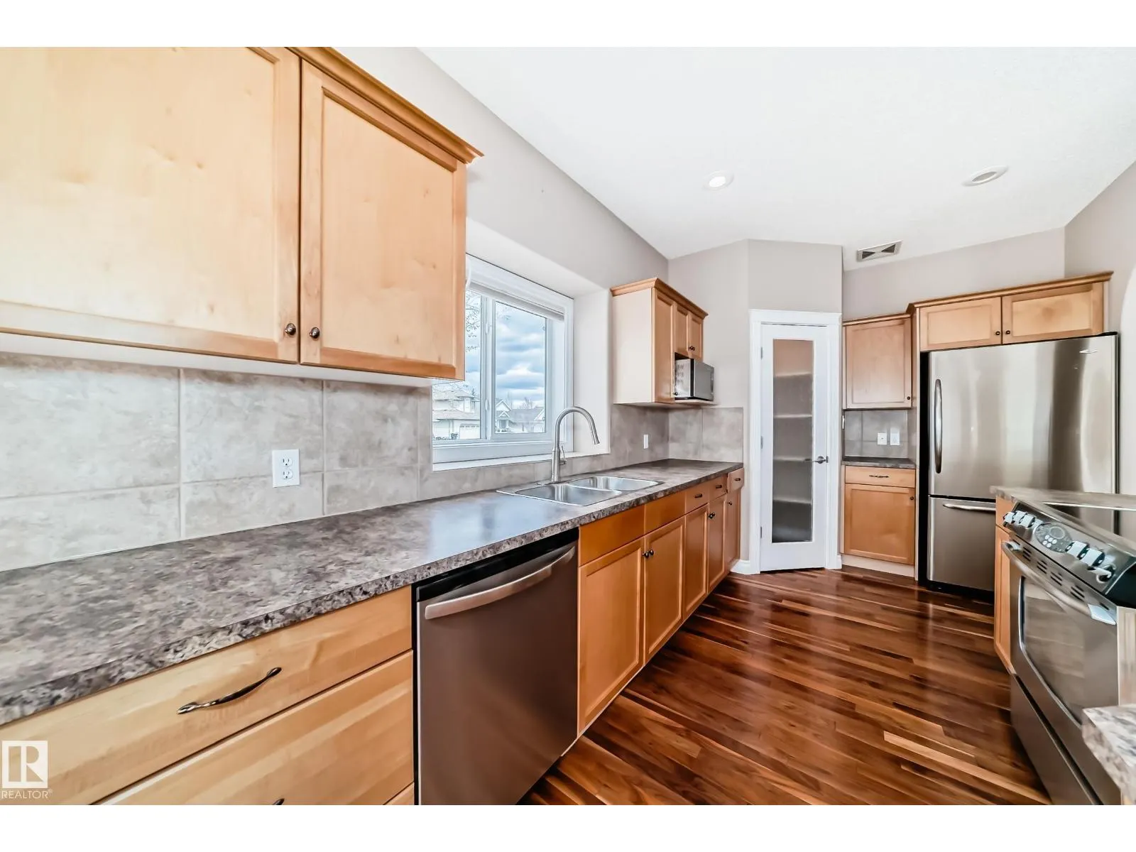 1 LONGVIEW CR