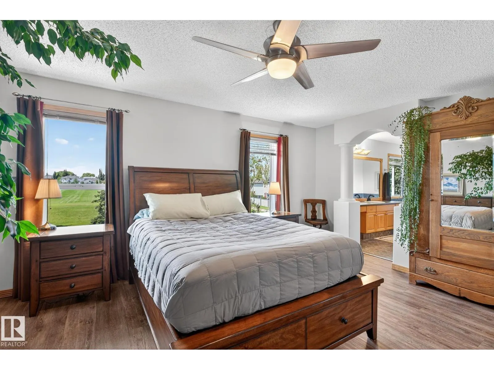 11 LINKSIDE WY