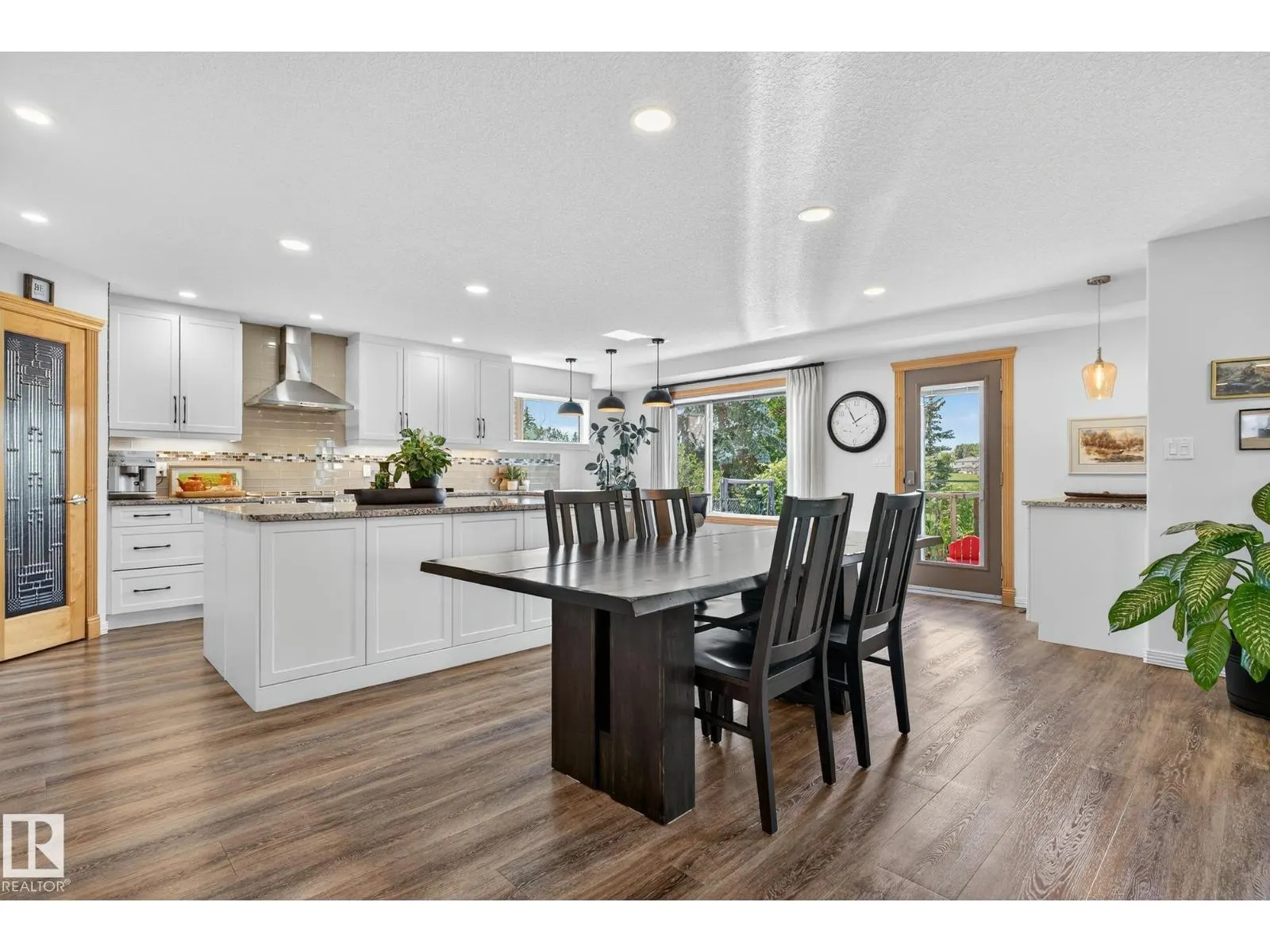 11 LINKSIDE WY