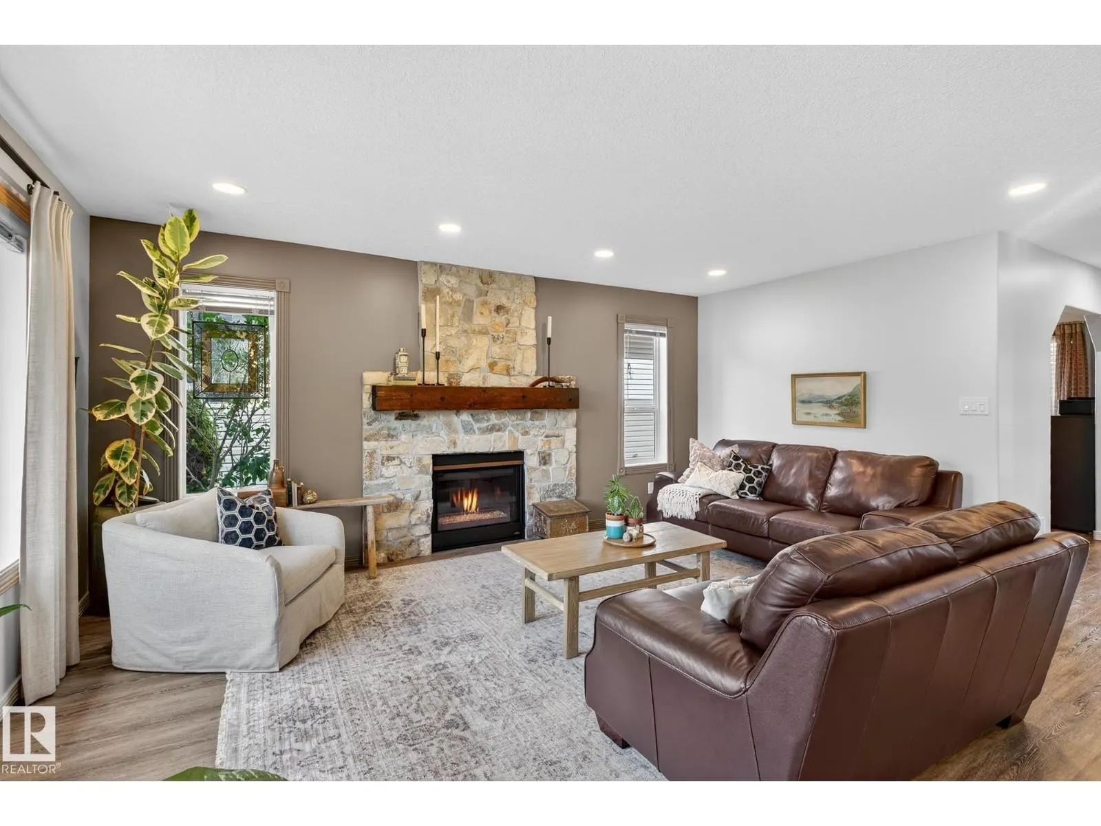 11 LINKSIDE WY