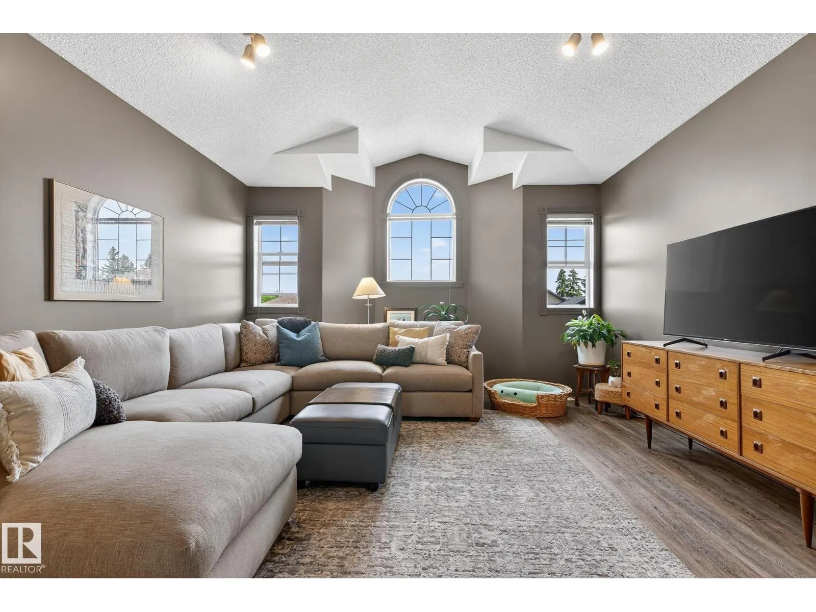 11 LINKSIDE WY