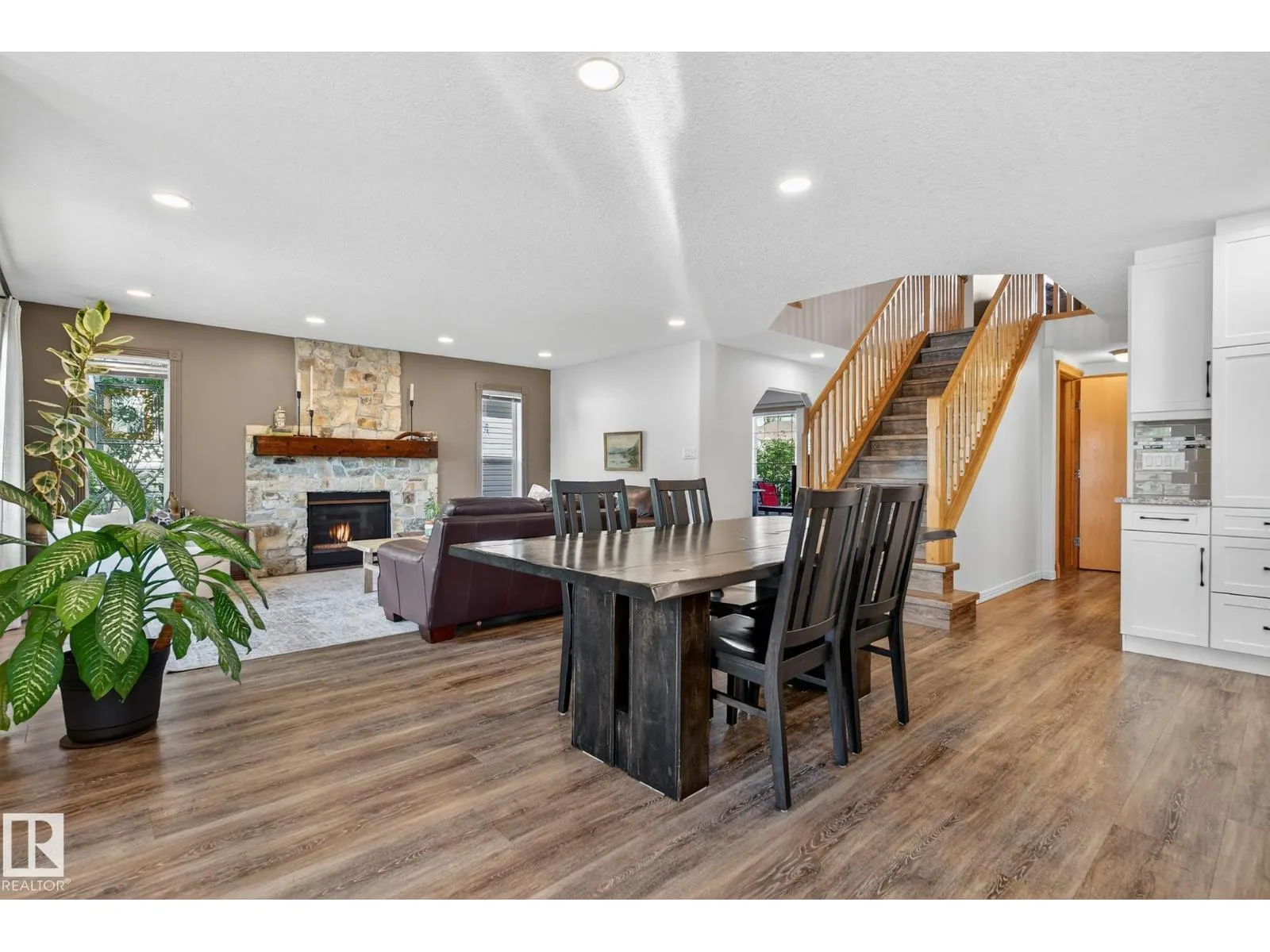 11 LINKSIDE WY