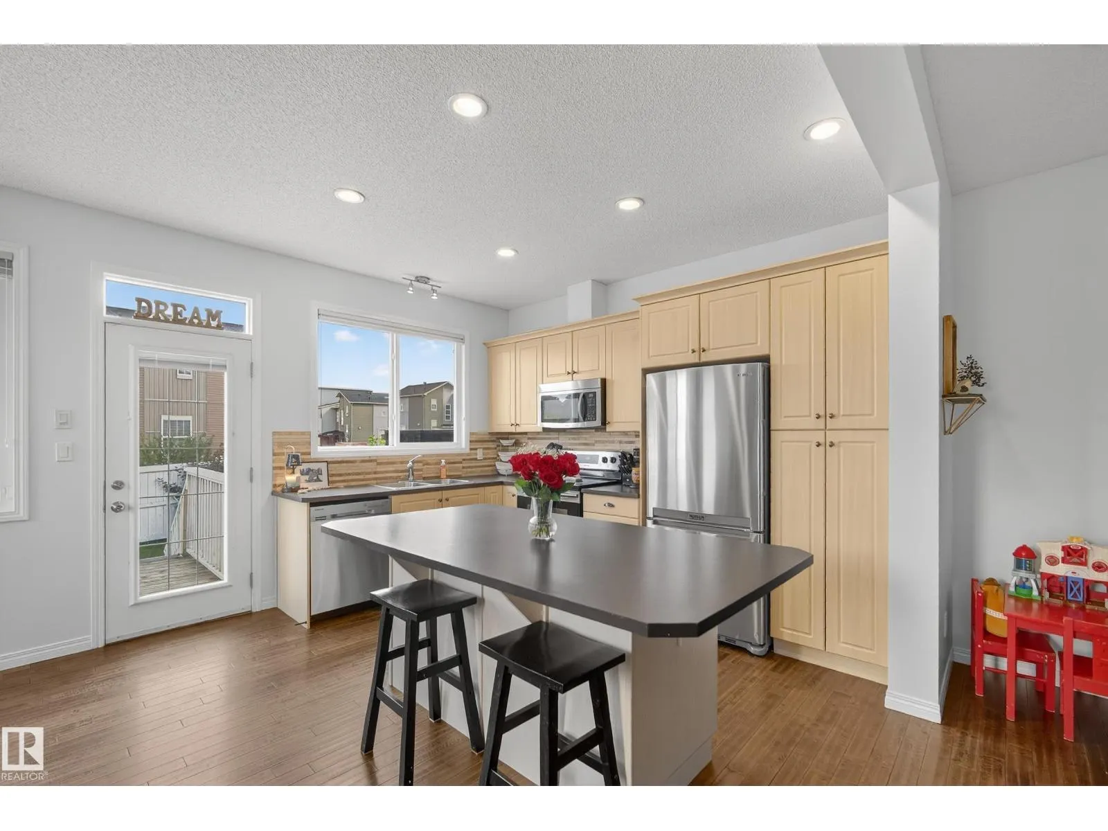 425 SIMMONDS WY
