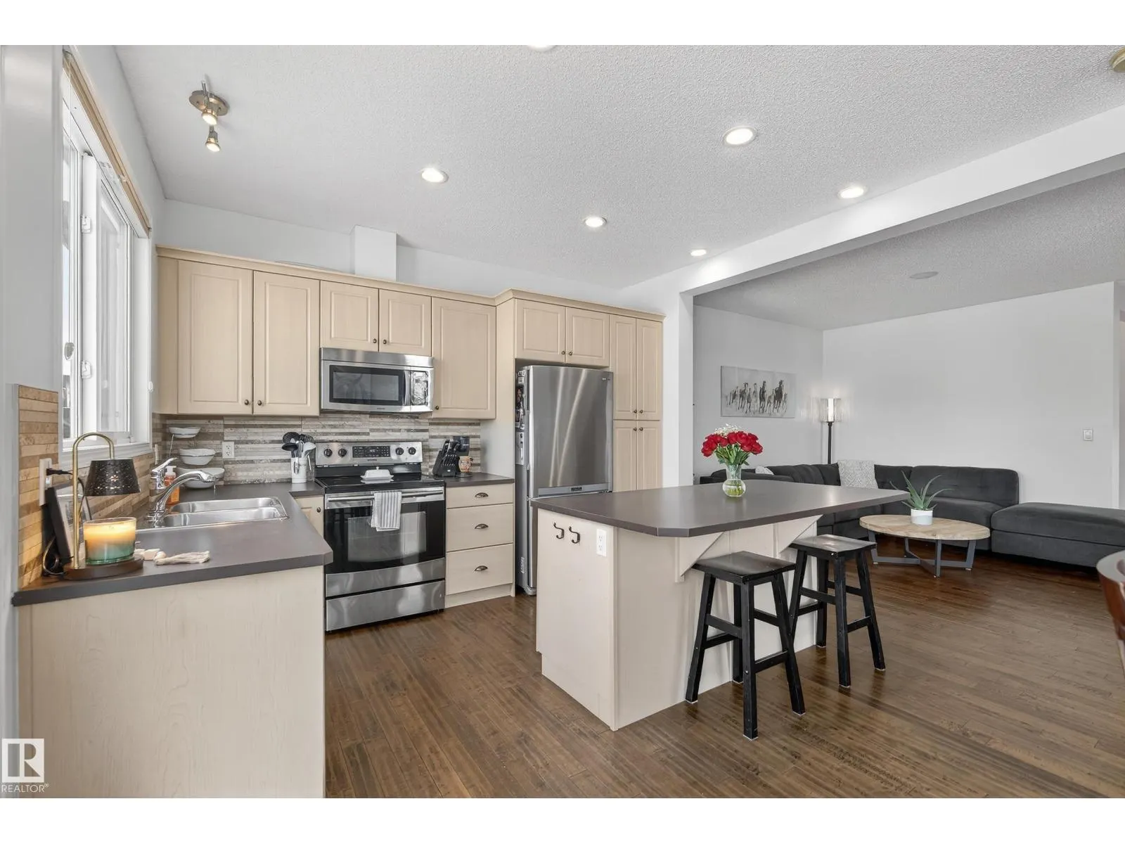 425 SIMMONDS WY