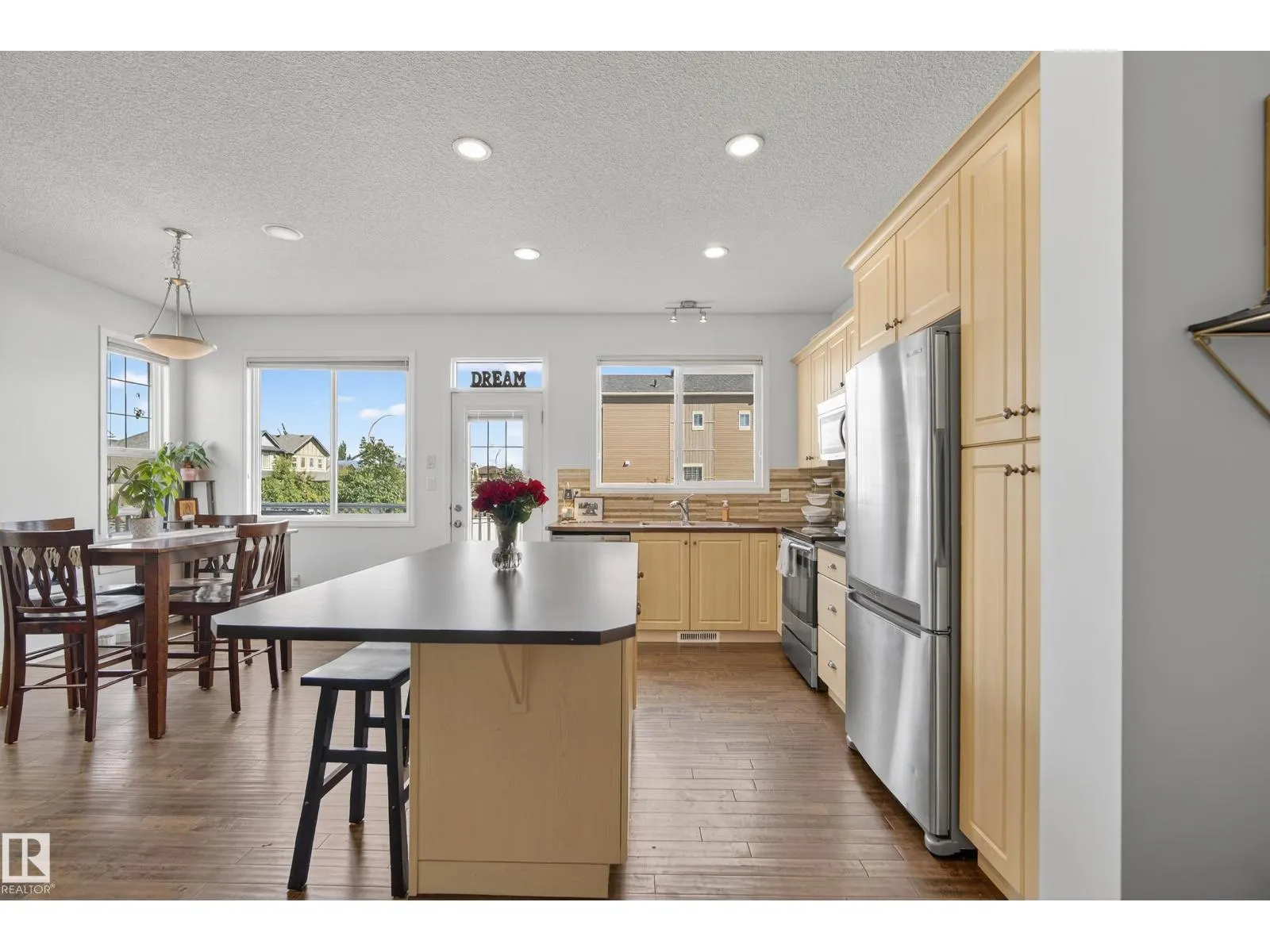 425 SIMMONDS WY