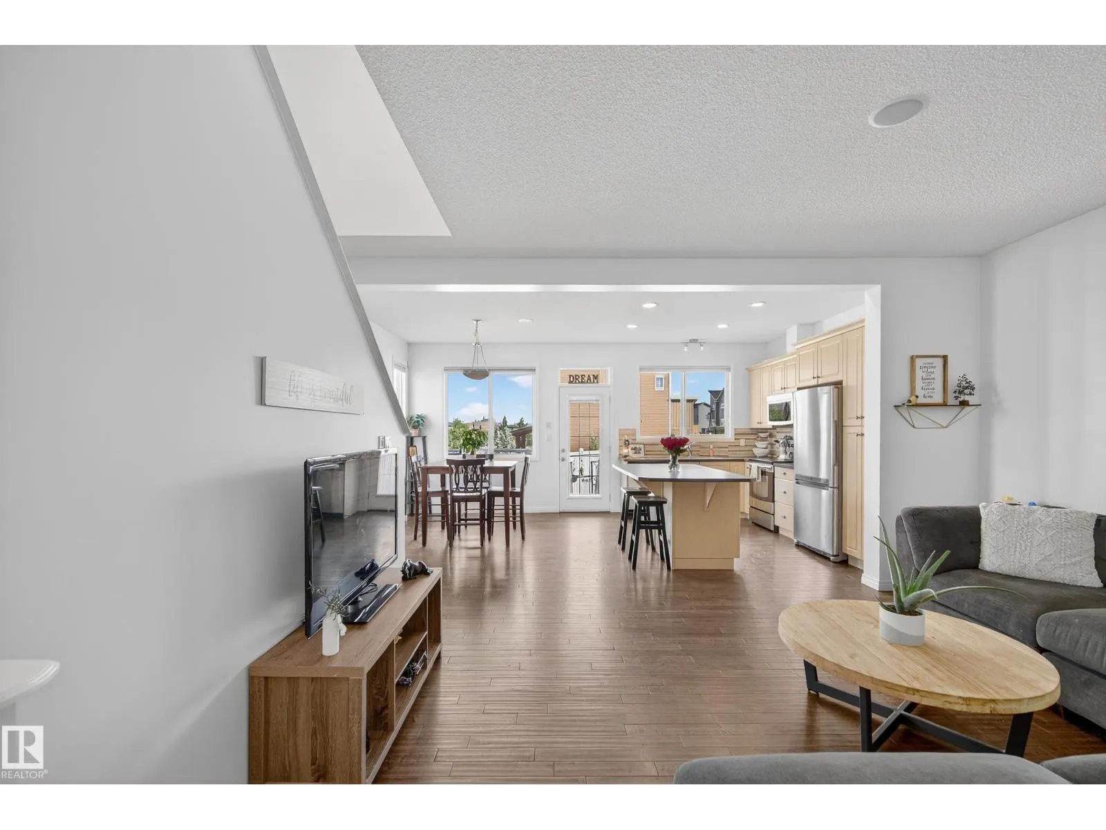 425 SIMMONDS WY