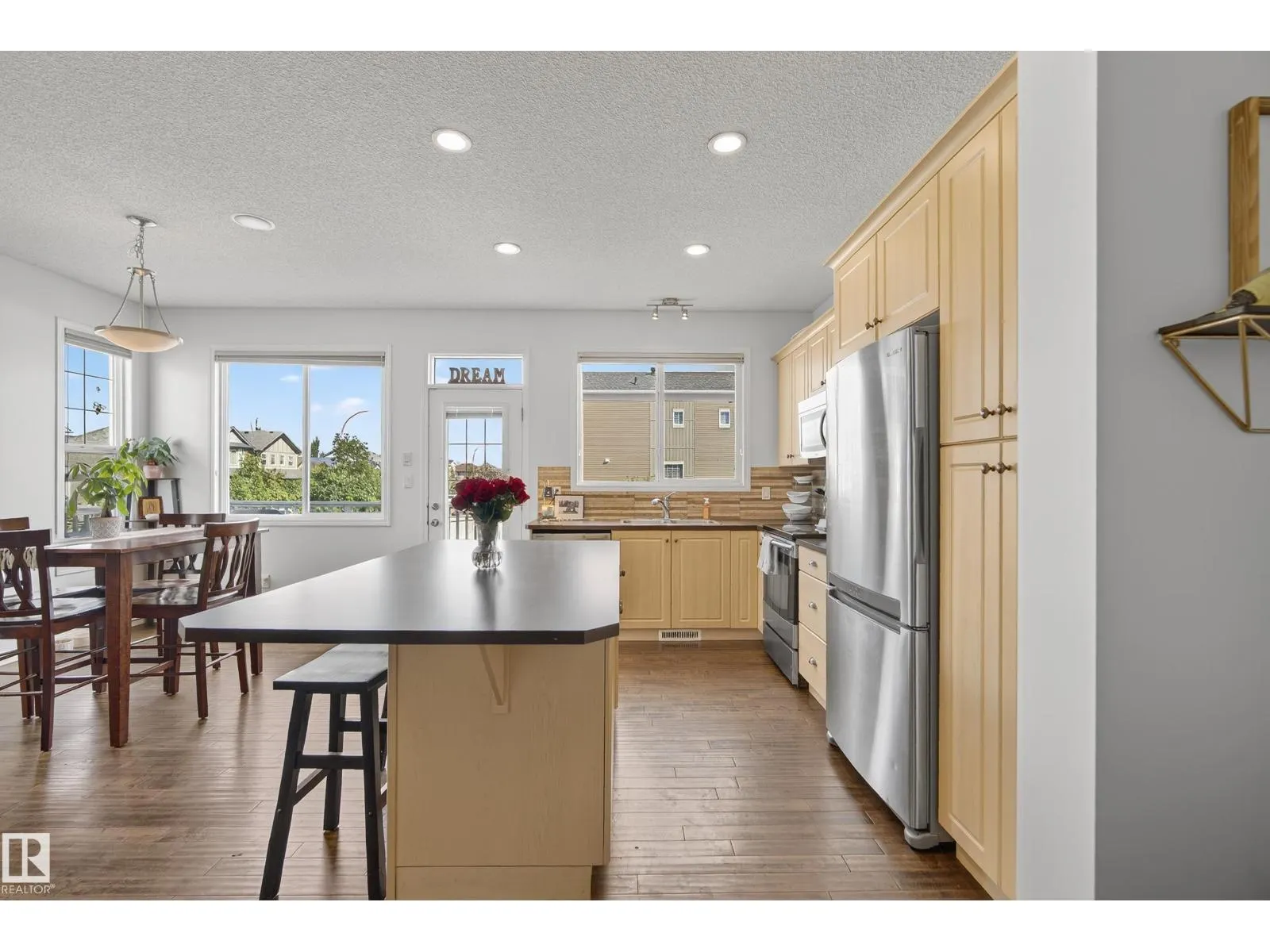 425 SIMMONDS WY