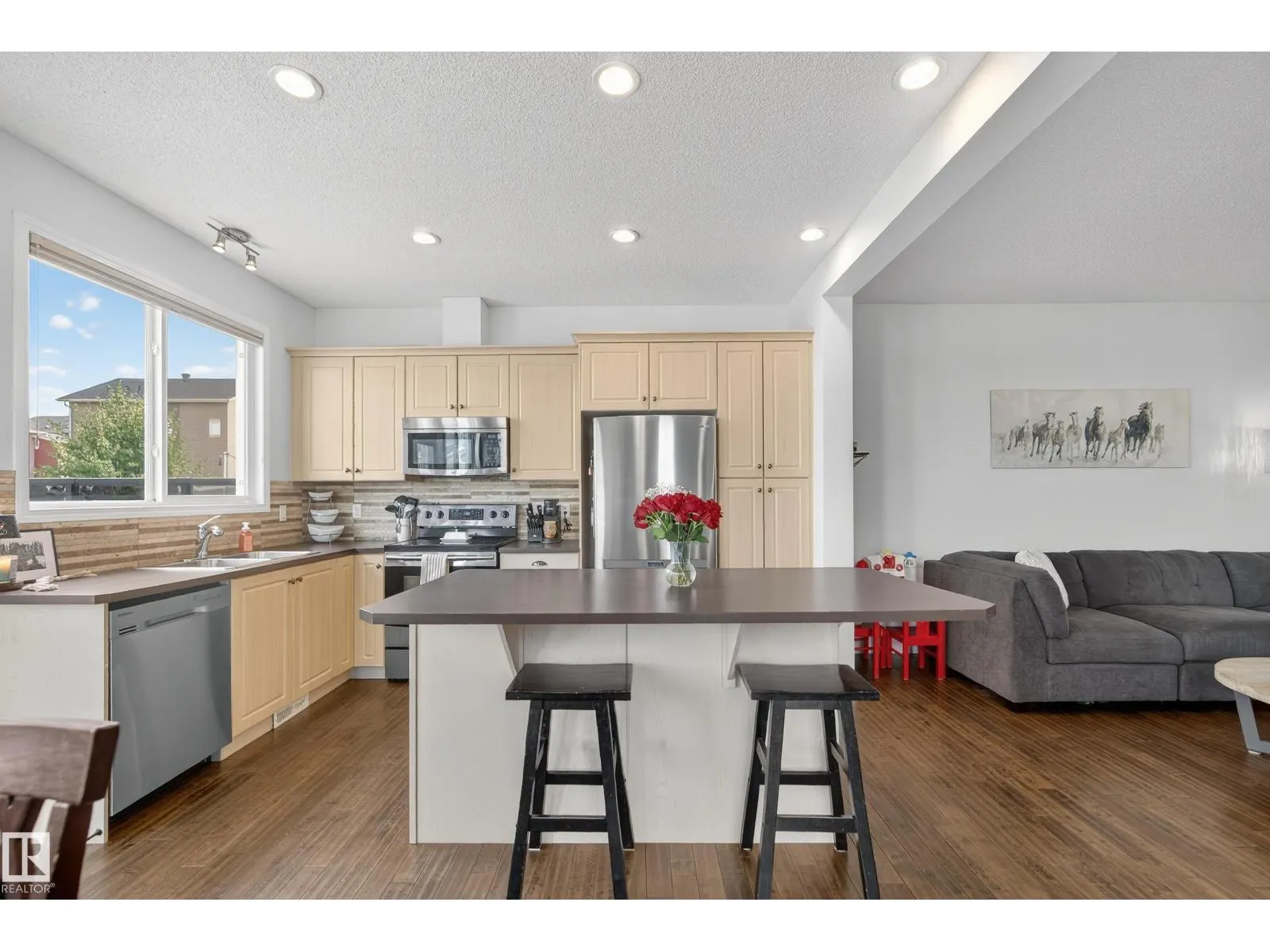 425 SIMMONDS WY