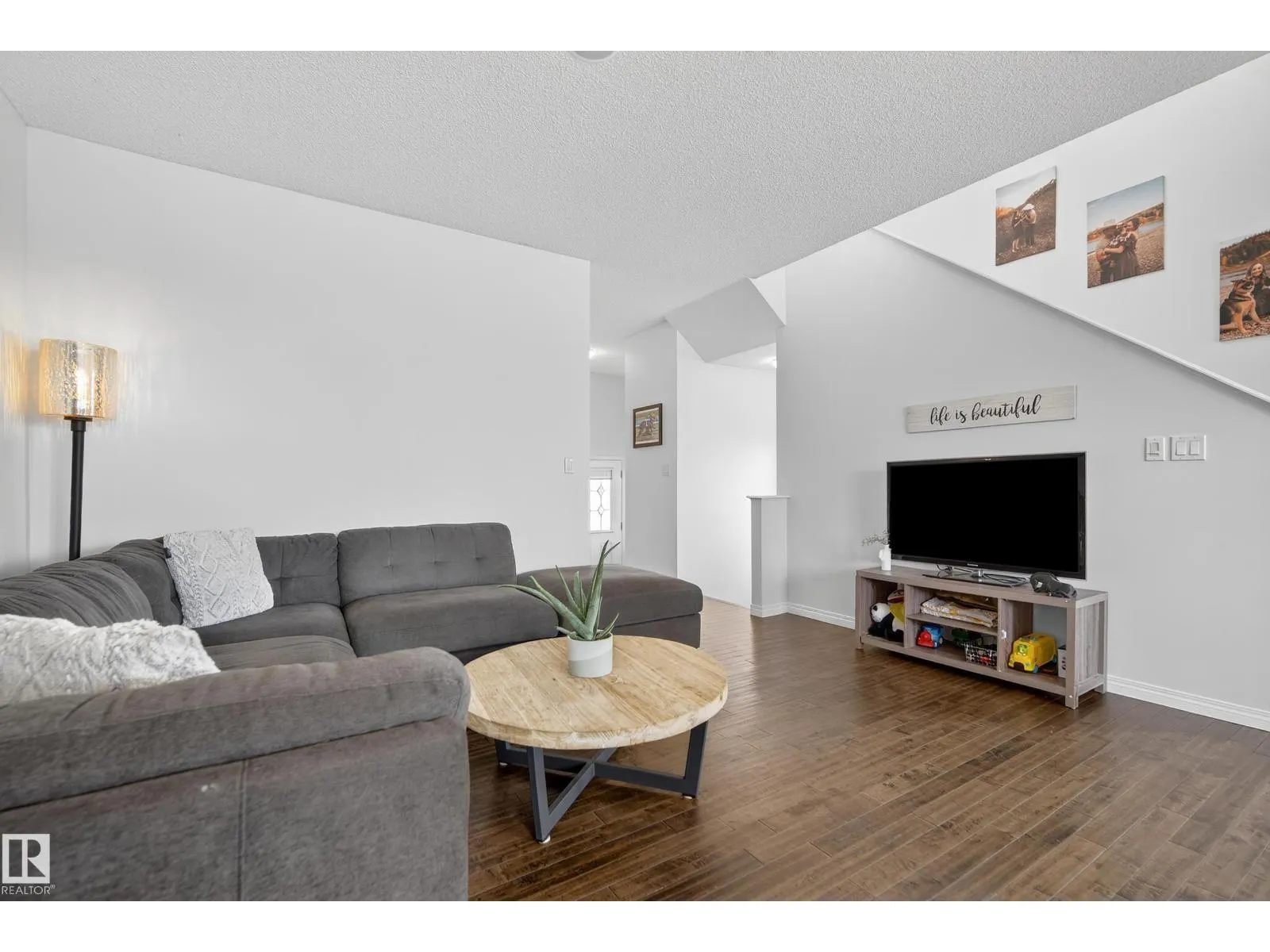 425 SIMMONDS WY