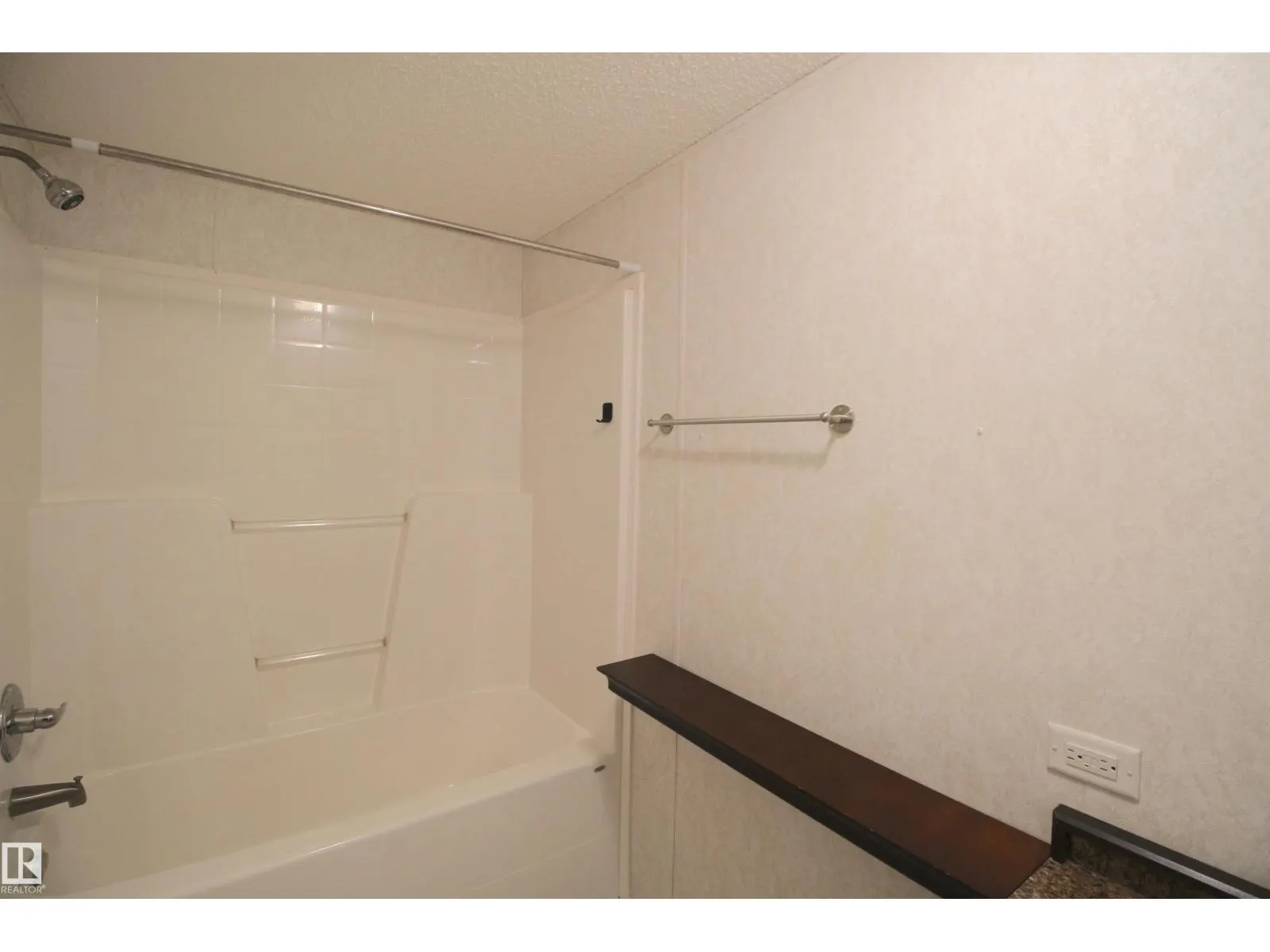 #41 5220 44 AV