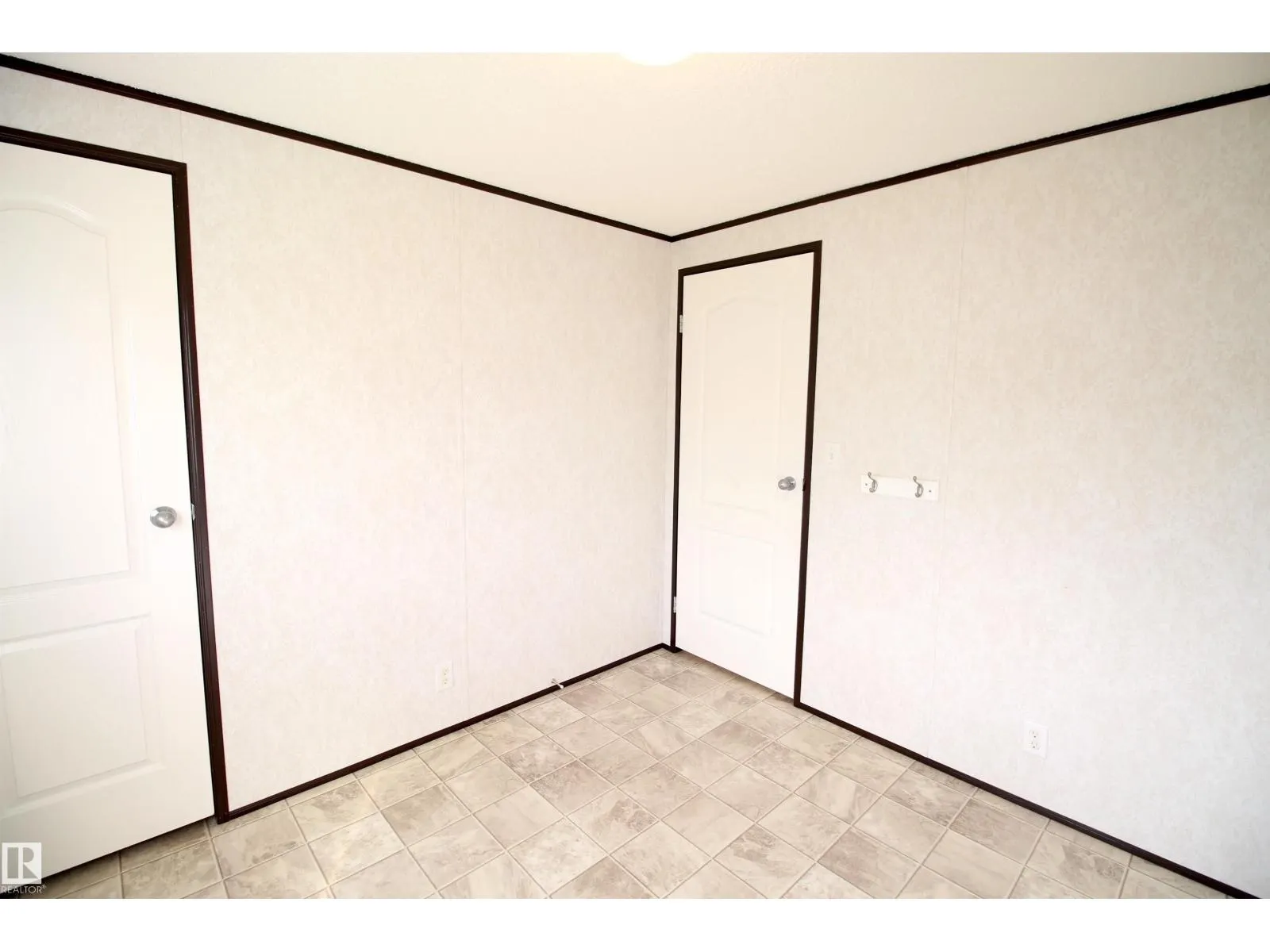 #41 5220 44 AV