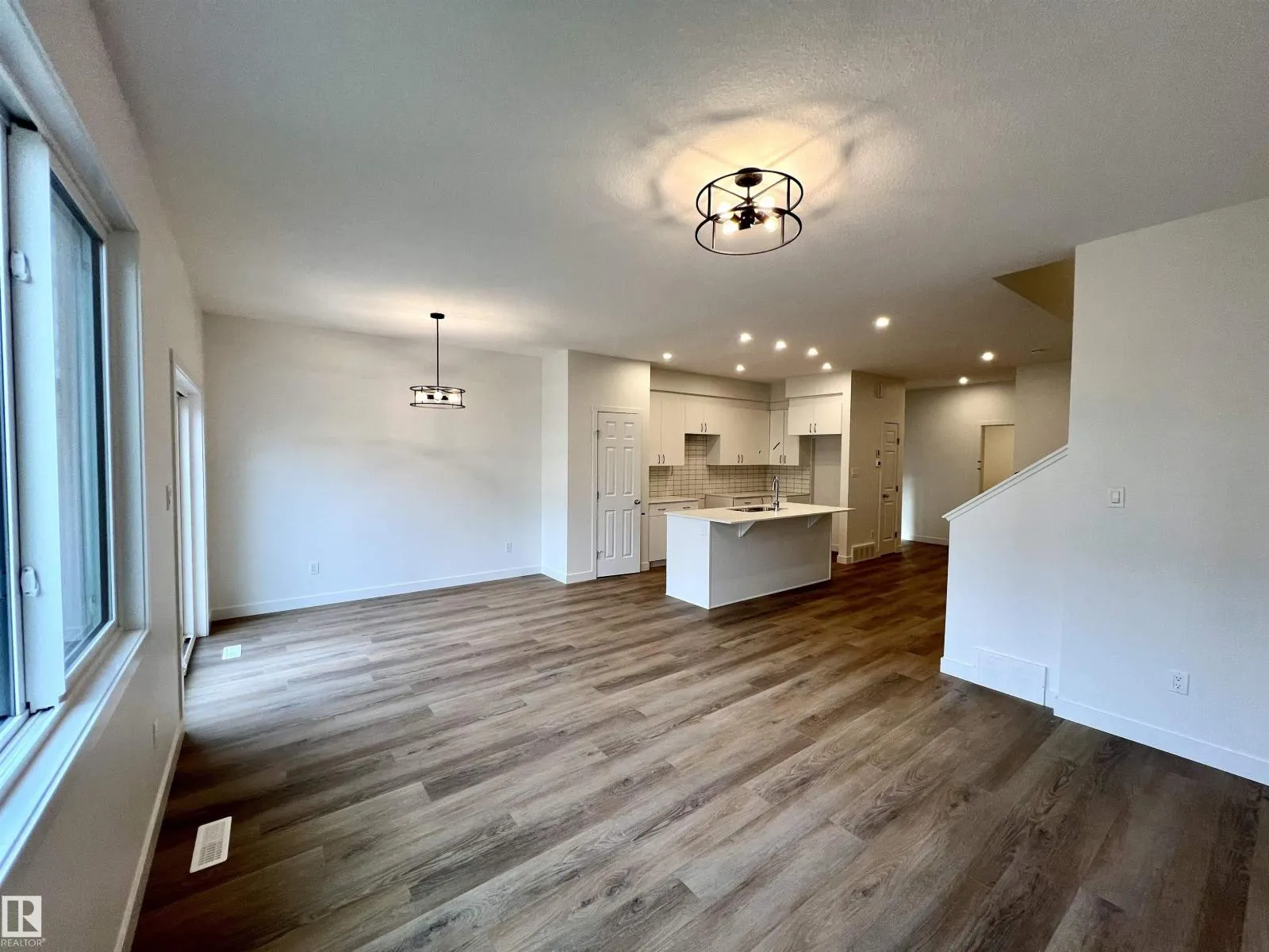 2017 209A ST NW