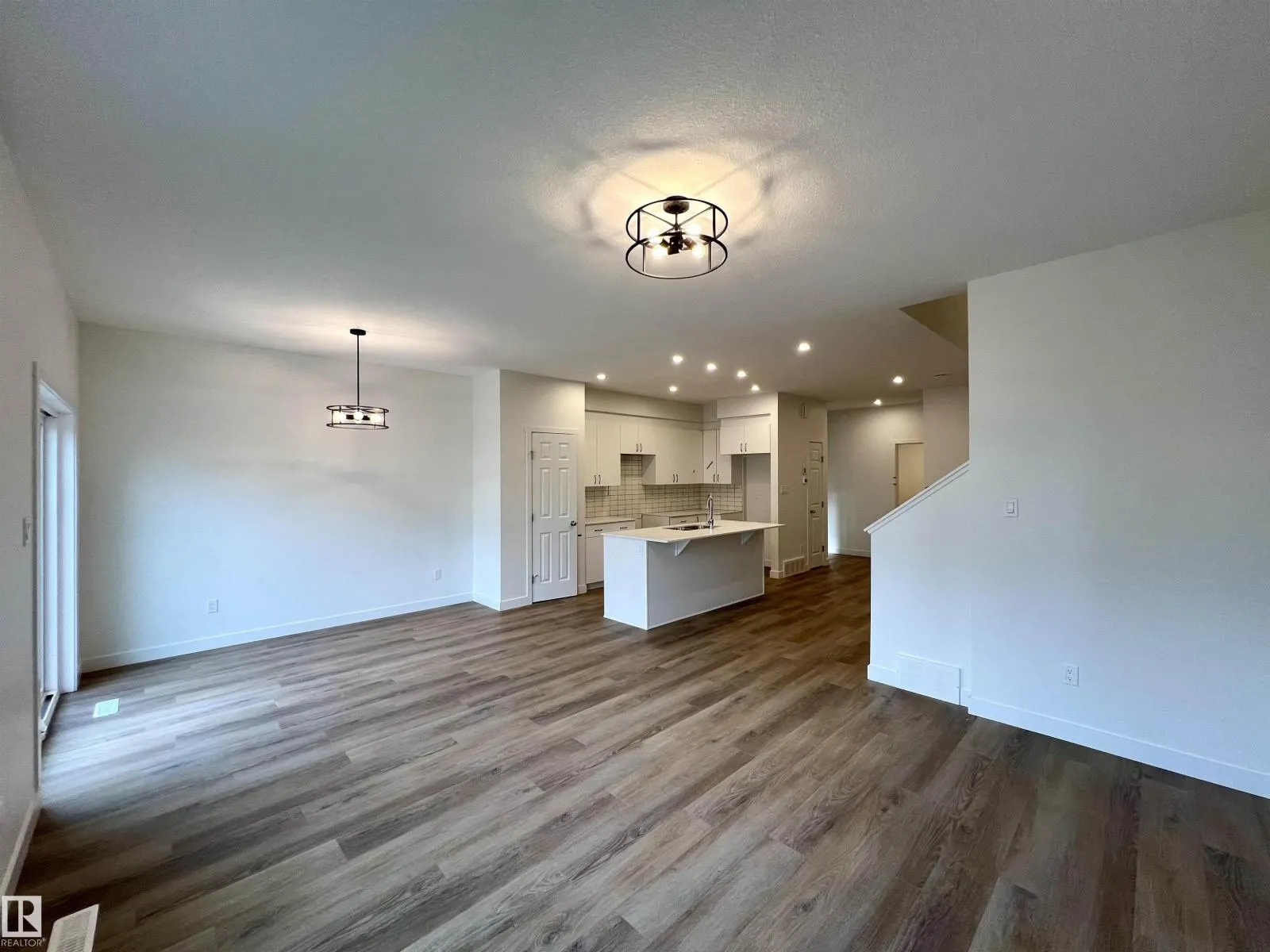2017 209A ST NW