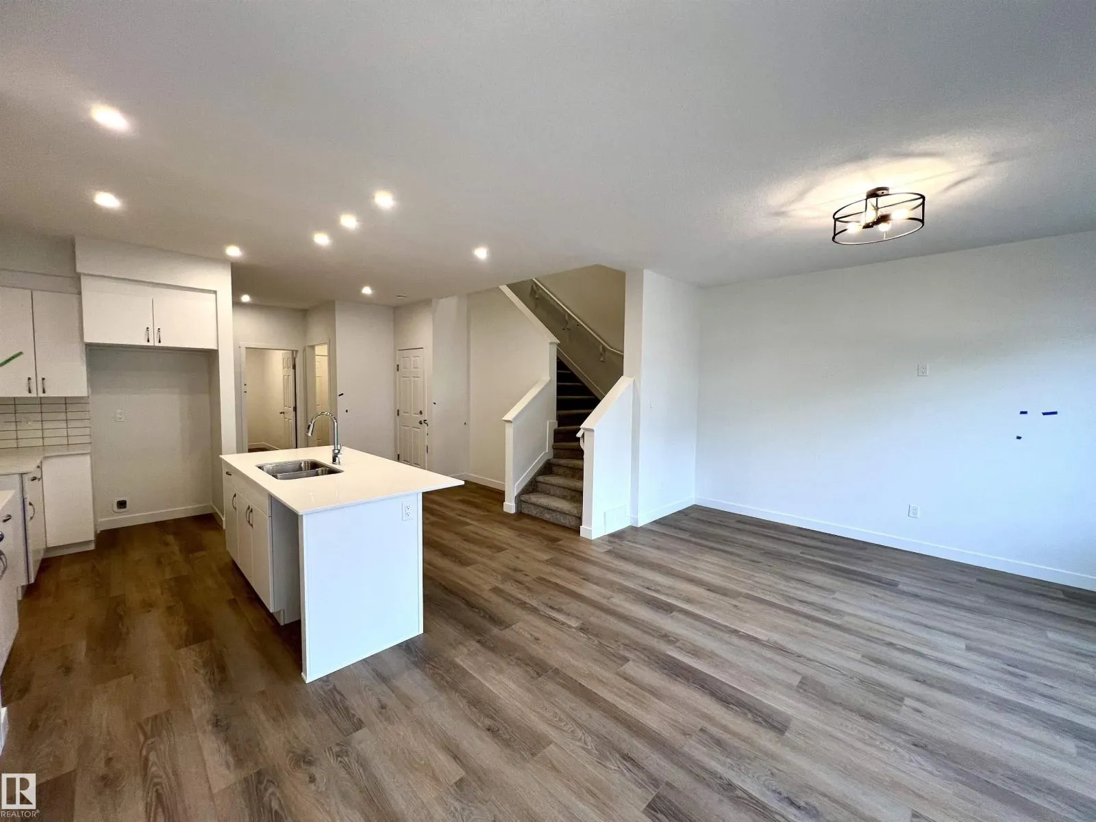 2017 209A ST NW