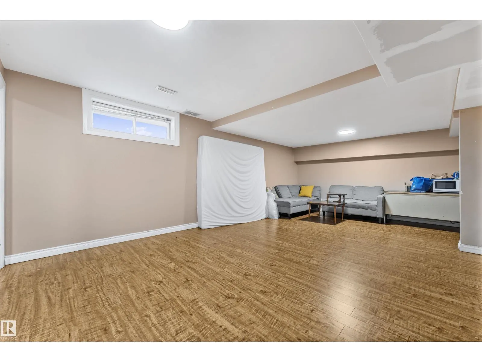 4231 32 AV NW
