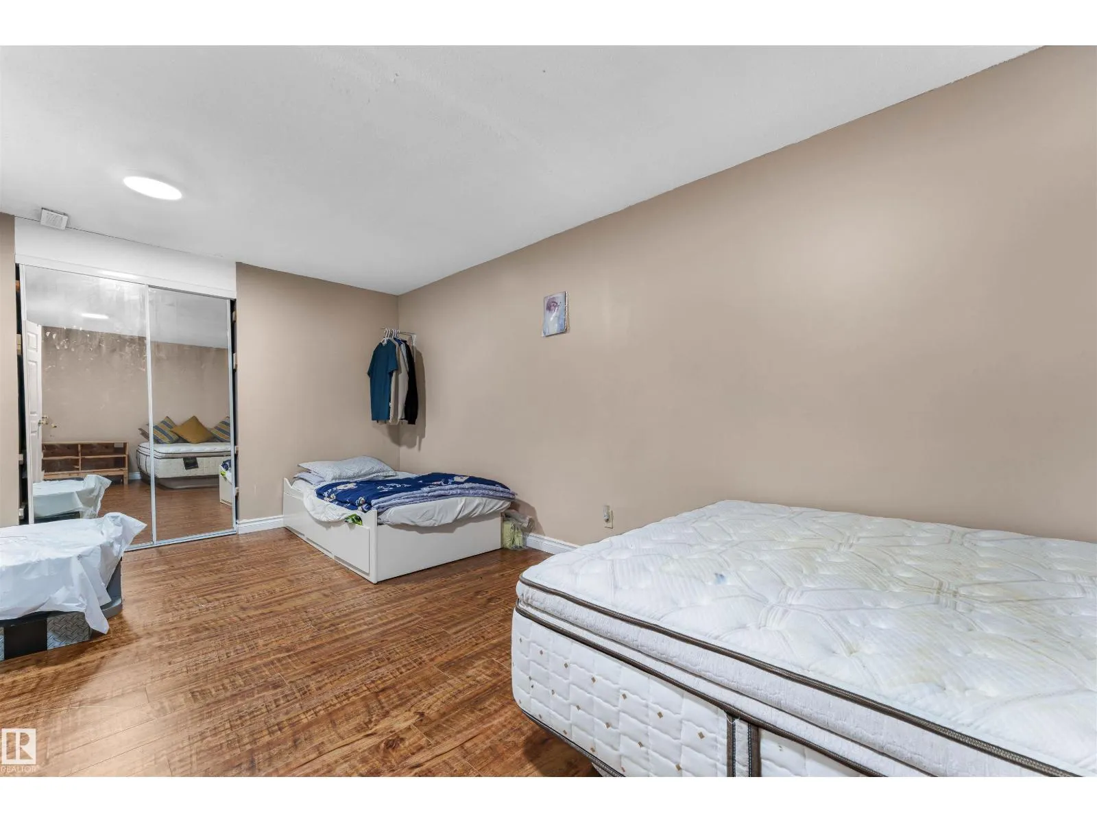 4231 32 AV NW