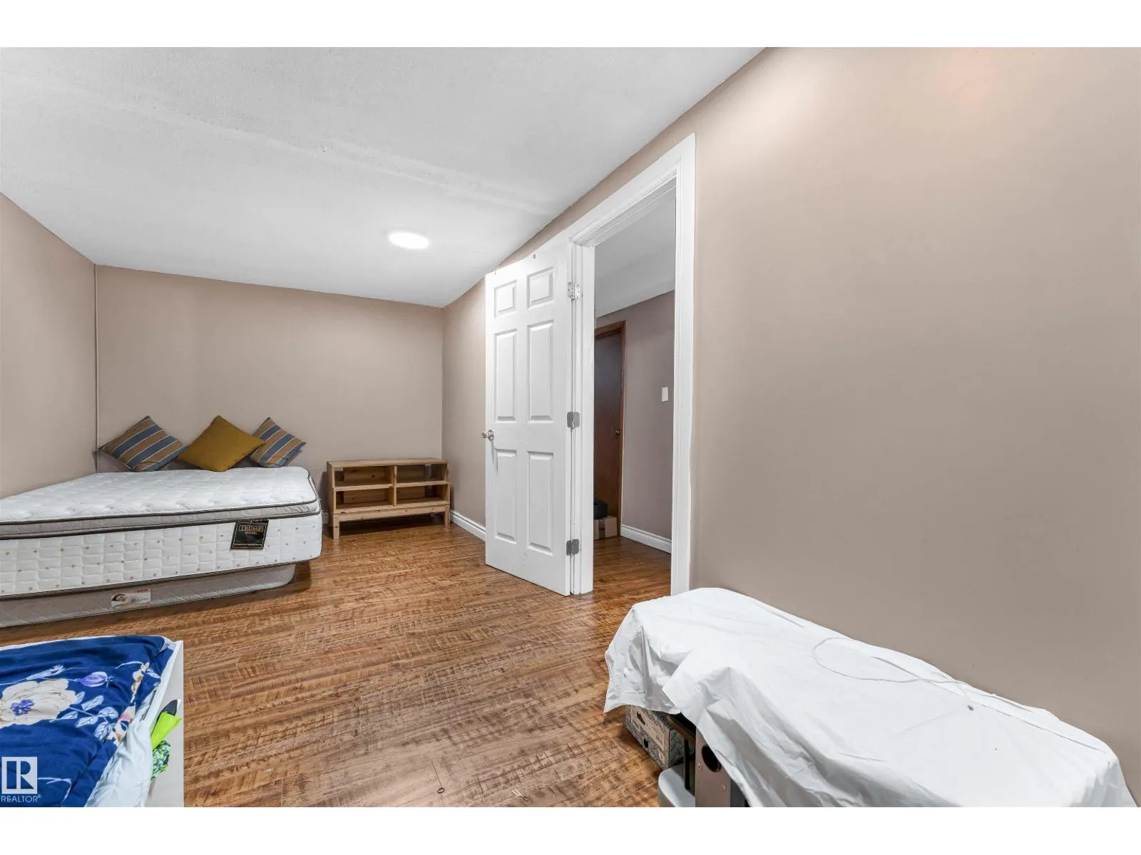 4231 32 AV NW