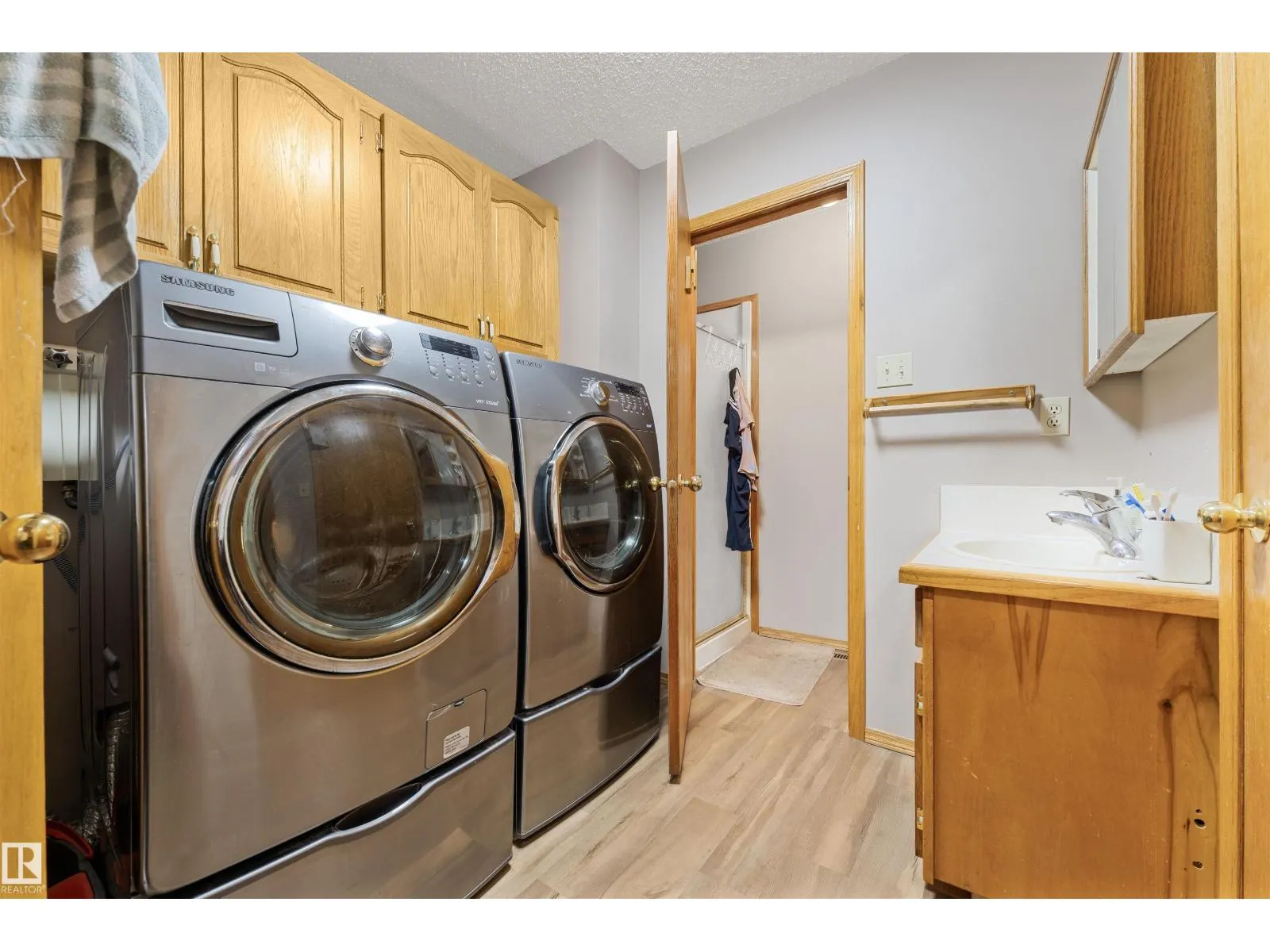 4231 32 AV NW