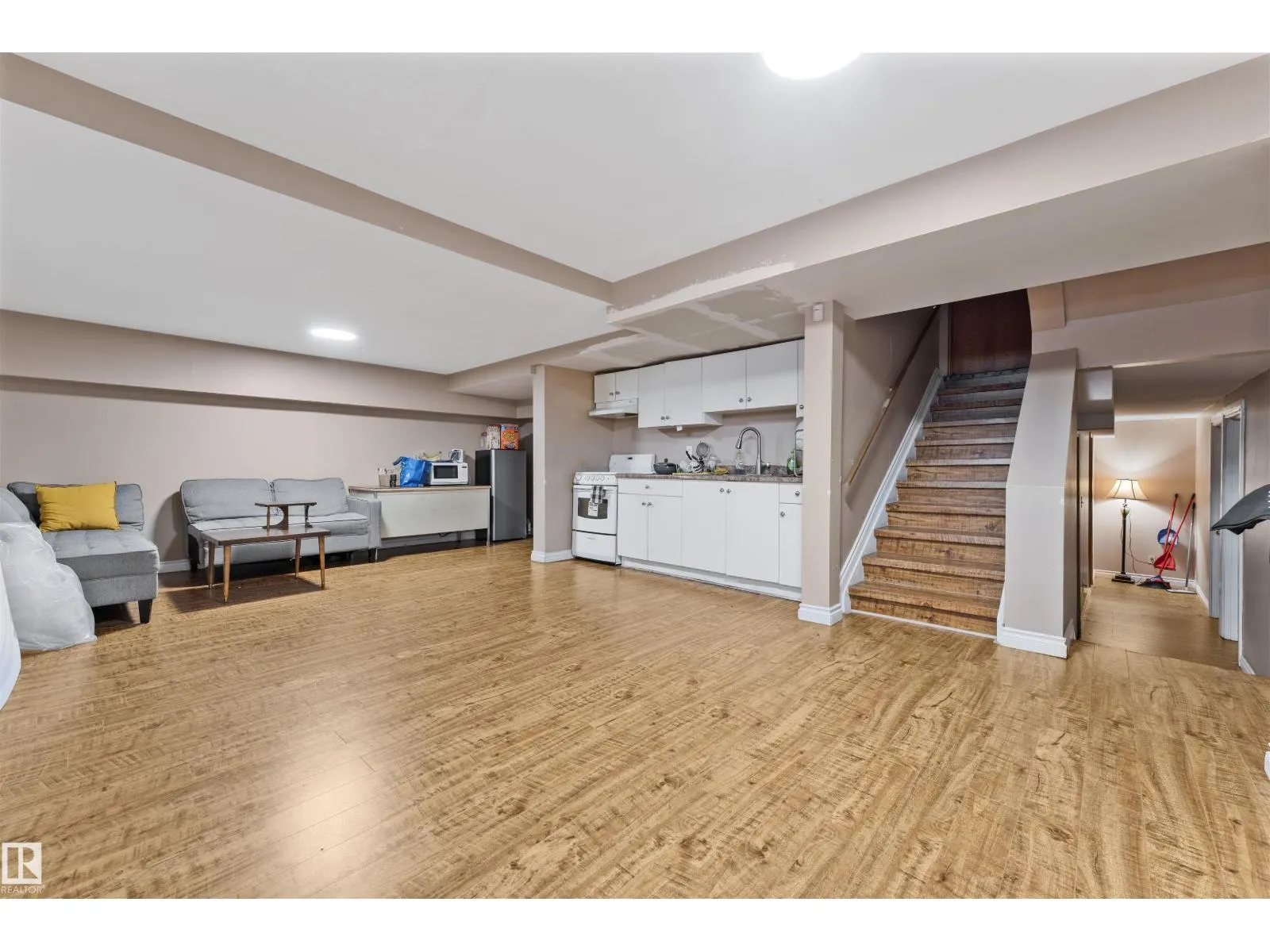 4231 32 AV NW