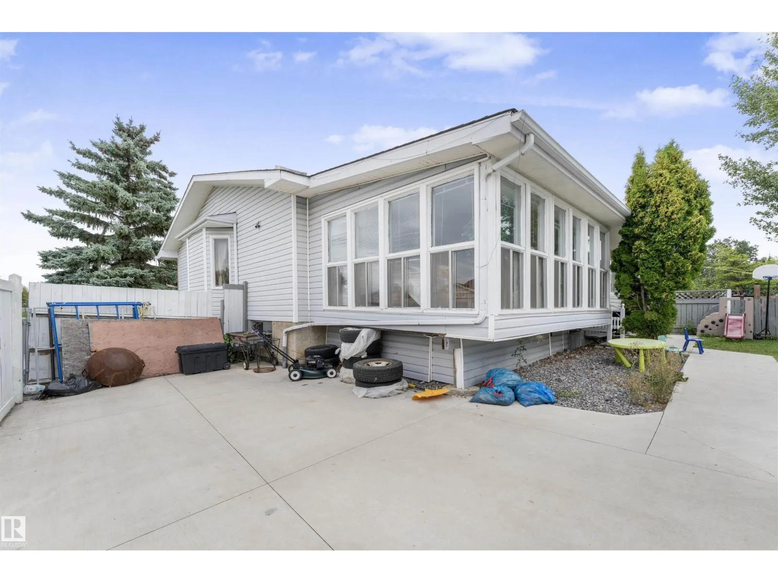 4231 32 AV NW