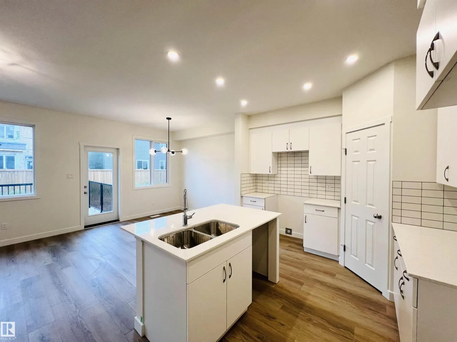 2021 209A ST NW