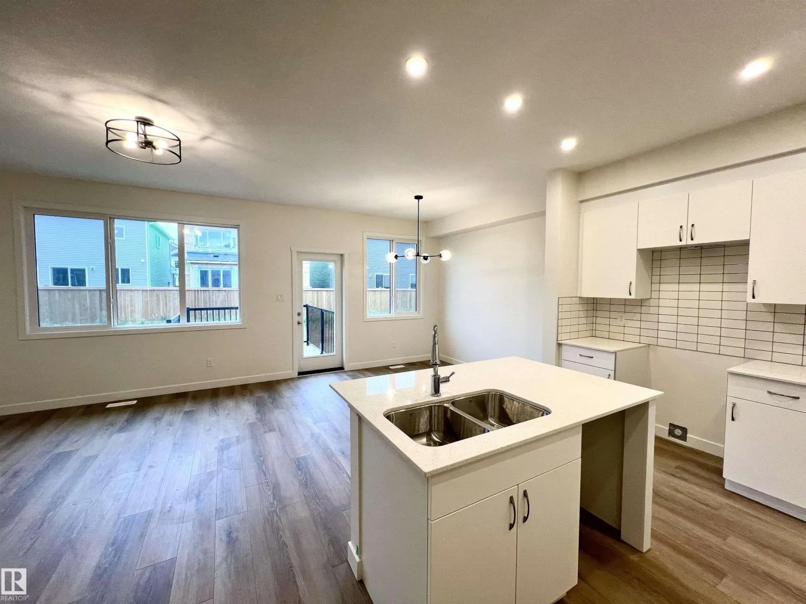 2021 209A ST NW