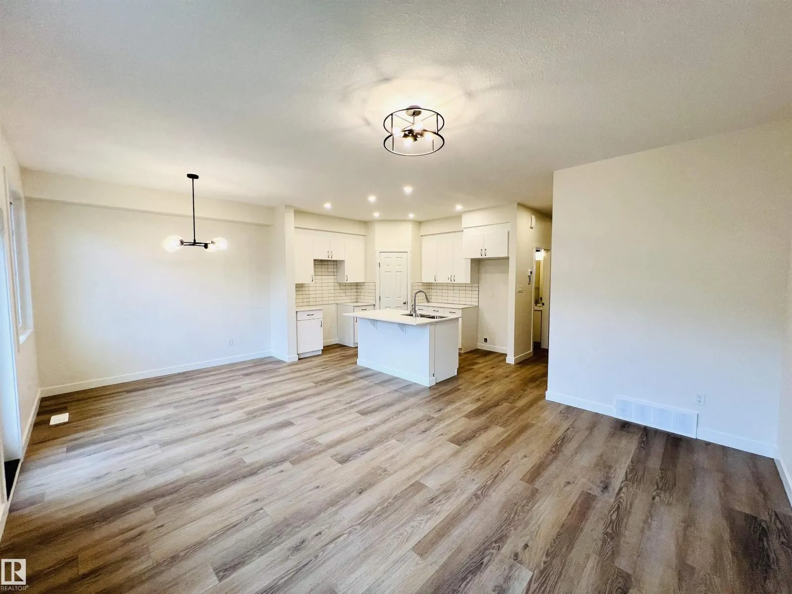2021 209A ST NW