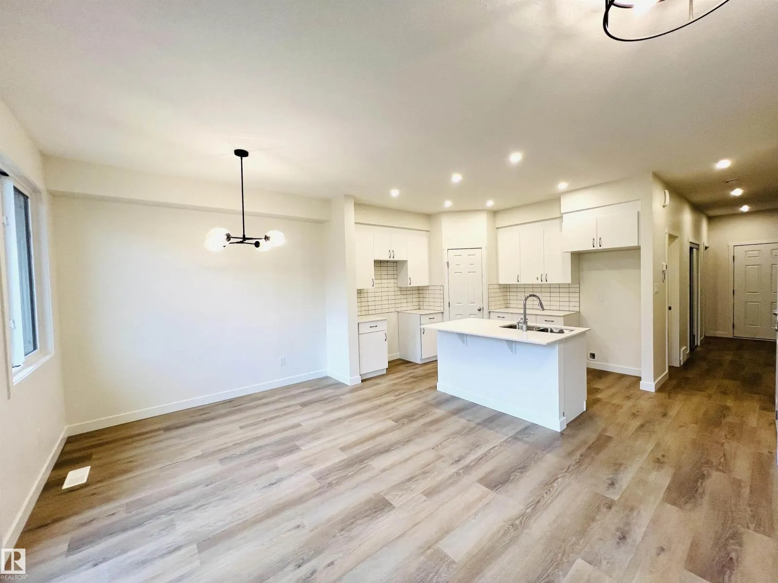 2021 209A ST NW
