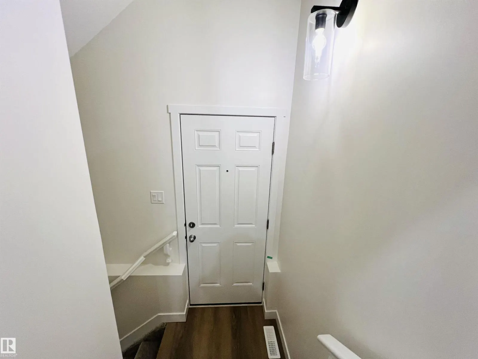 2021 209A ST NW
