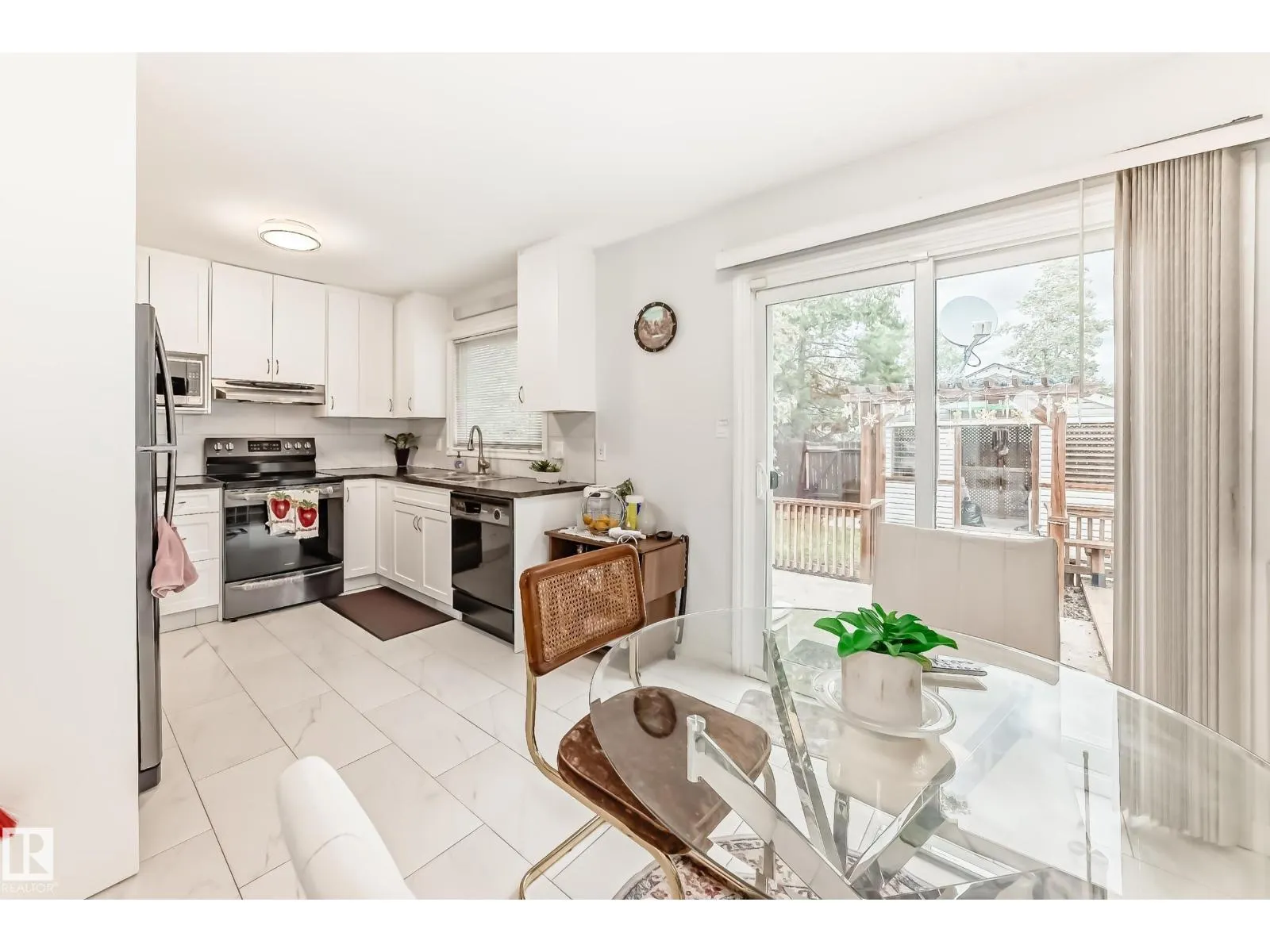 3548 33 AV NW