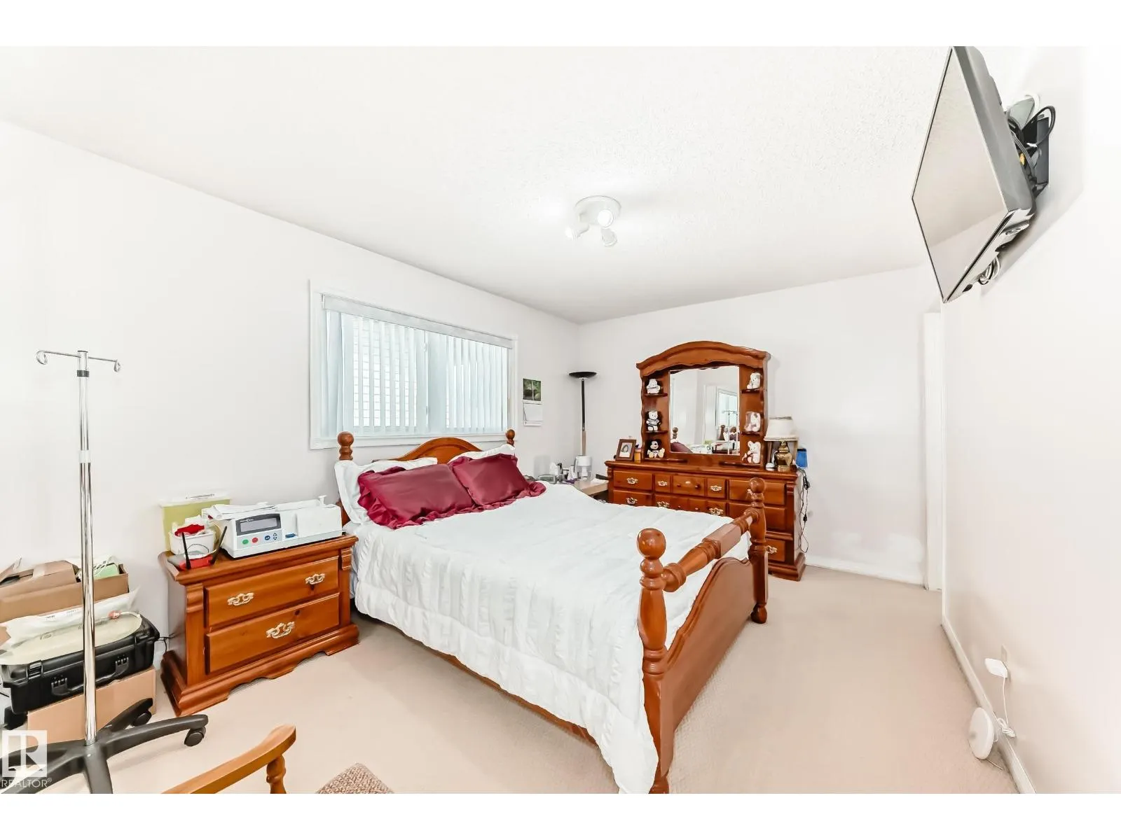 3548 33 AV NW