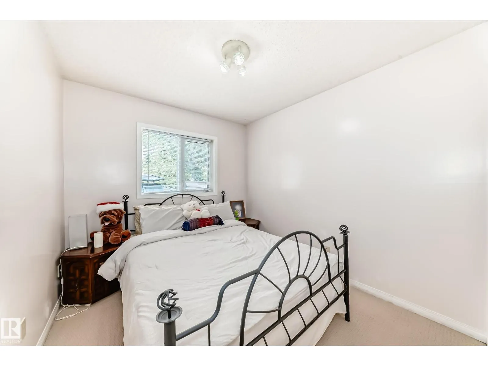 3548 33 AV NW