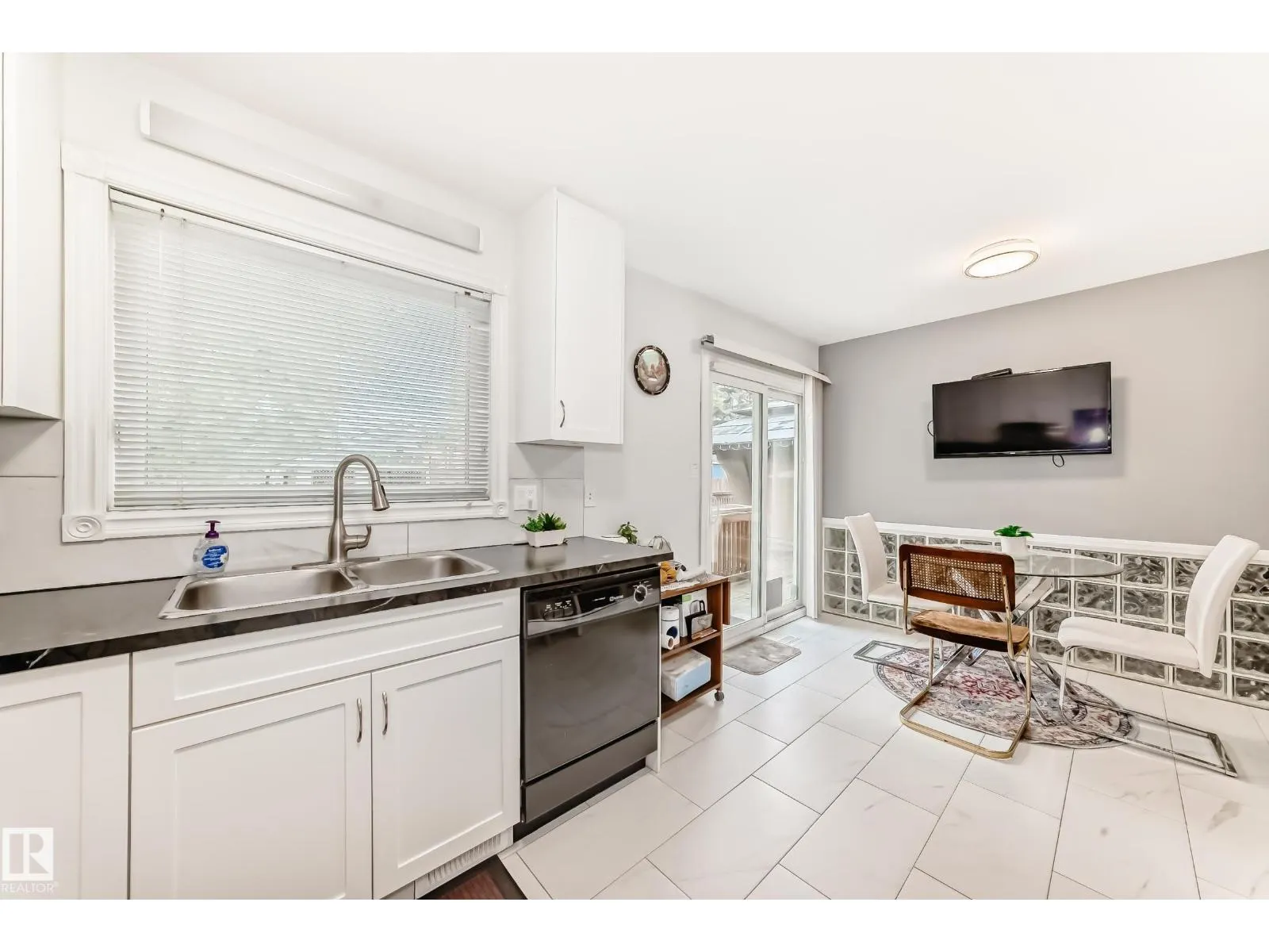 3548 33 AV NW