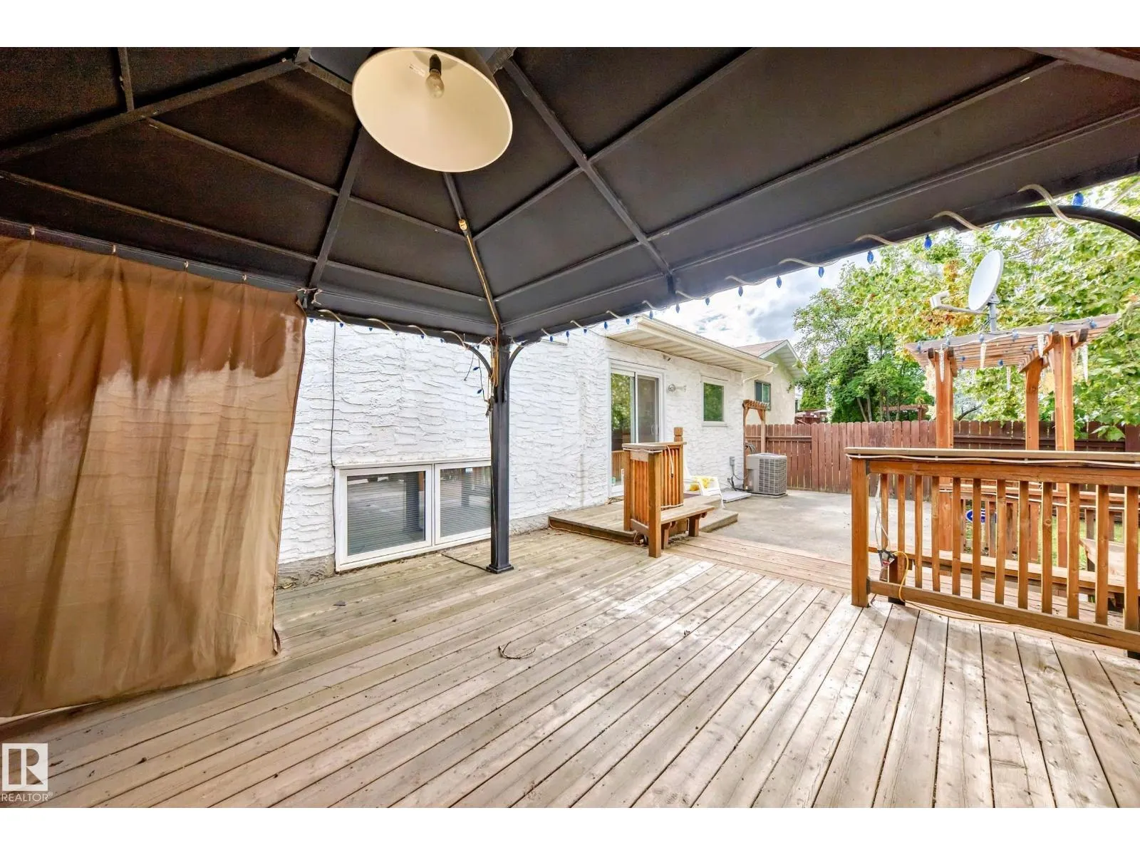 3548 33 AV NW