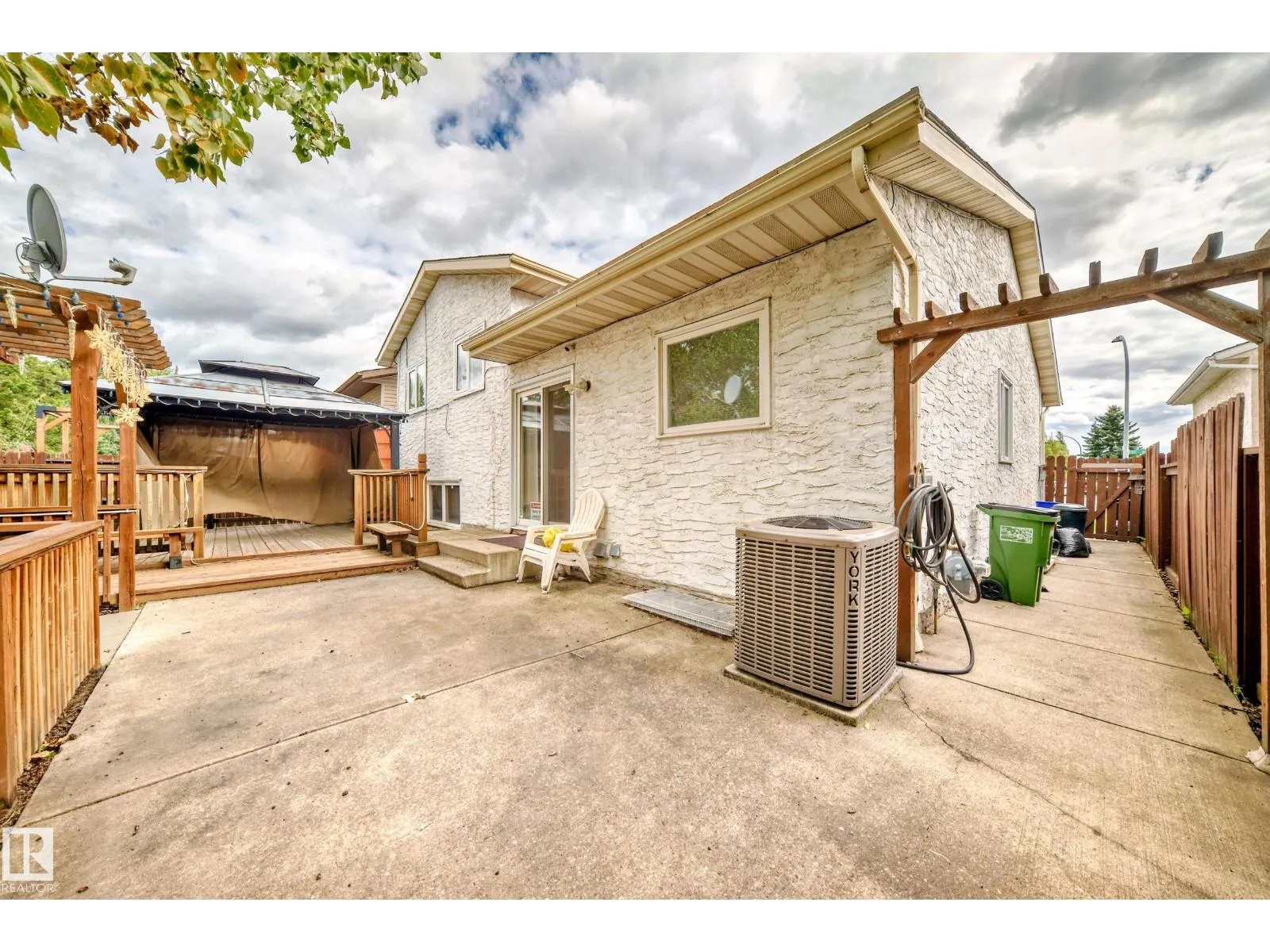 3548 33 AV NW