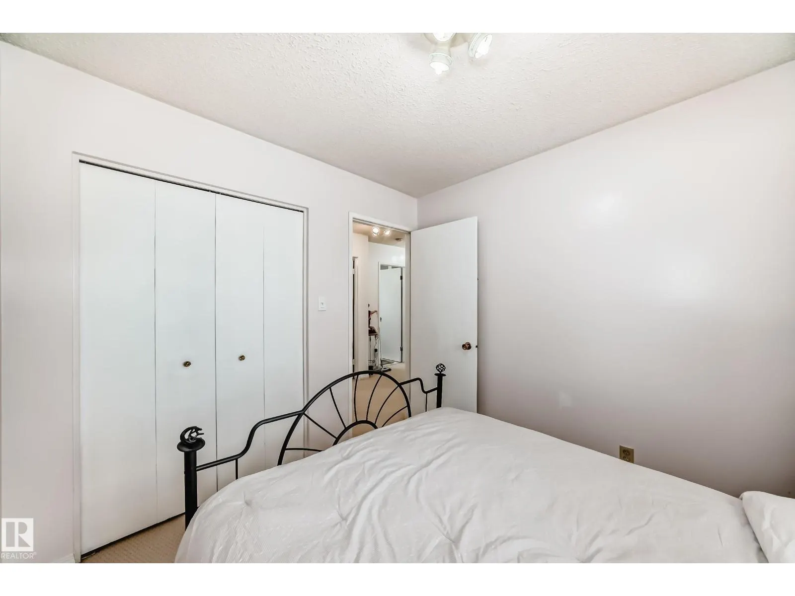 3548 33 AV NW