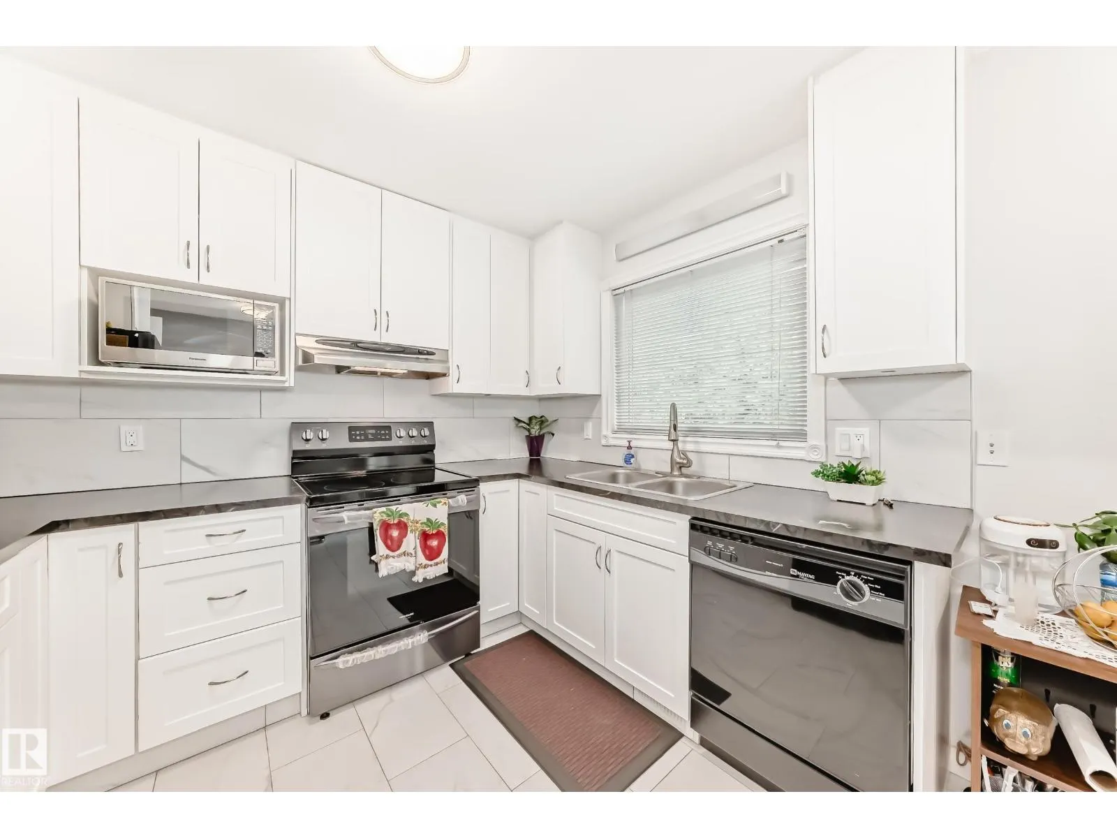 3548 33 AV NW