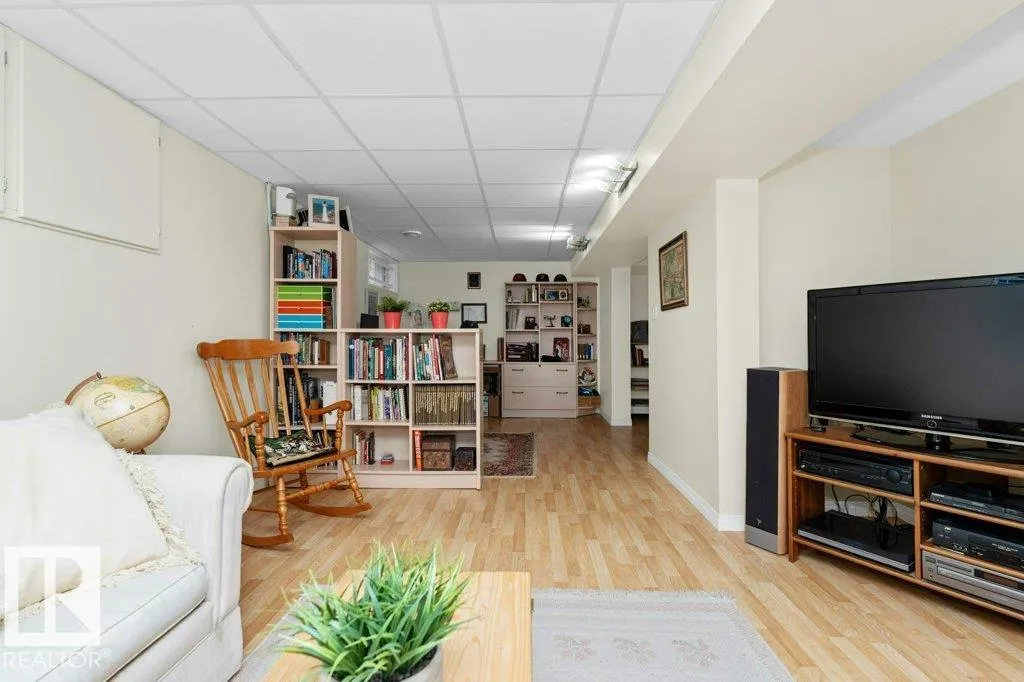 9308 176A ST NW