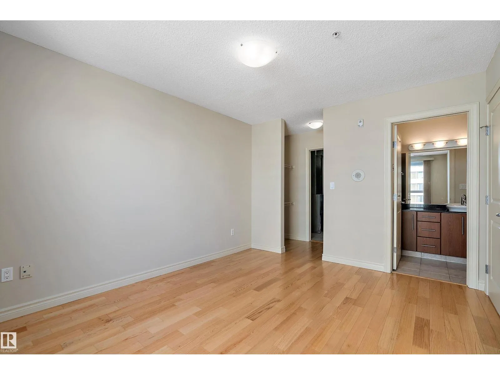 #1301 9819 104 ST NW