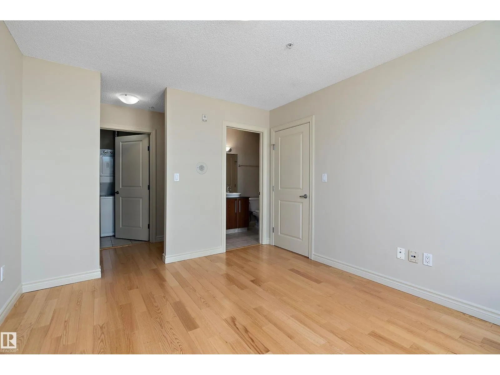#1301 9819 104 ST NW