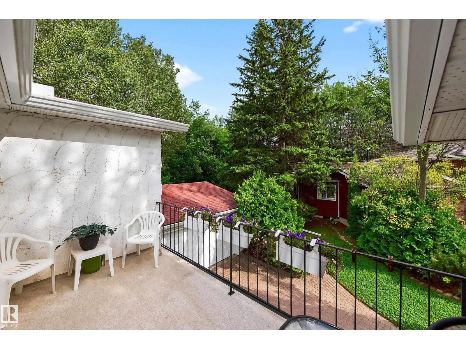 8 GREENWOOD PL