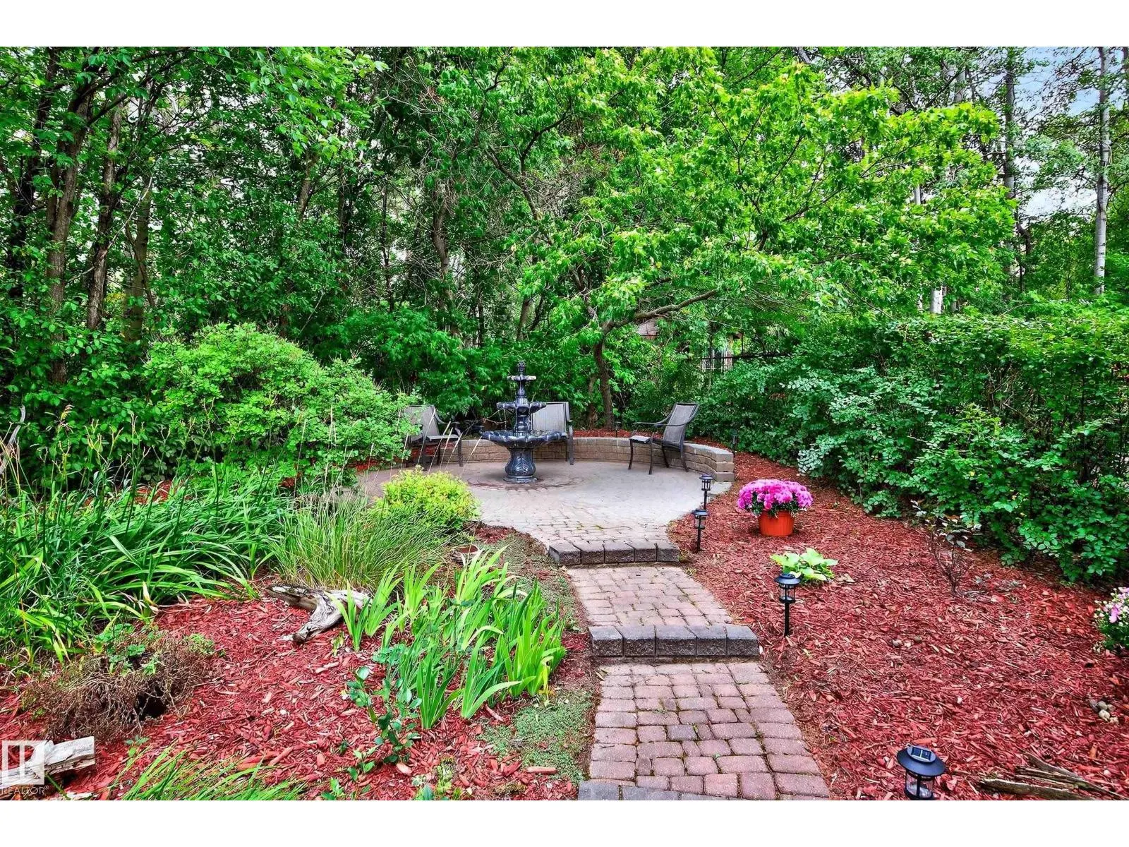 8 GREENWOOD PL