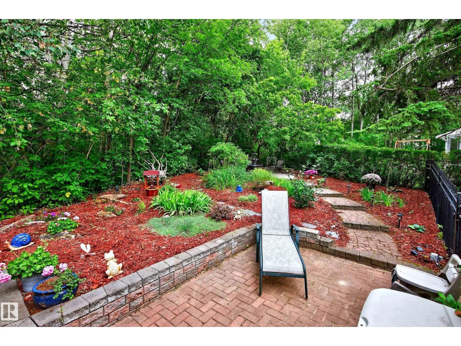 8 GREENWOOD PL