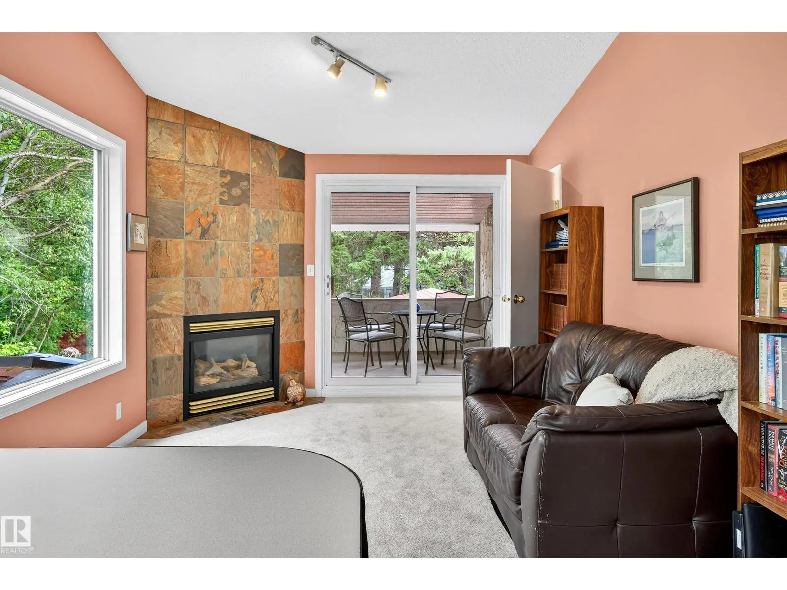 8 GREENWOOD PL