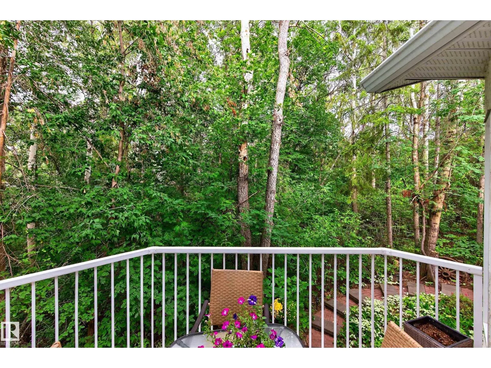 8 GREENWOOD PL