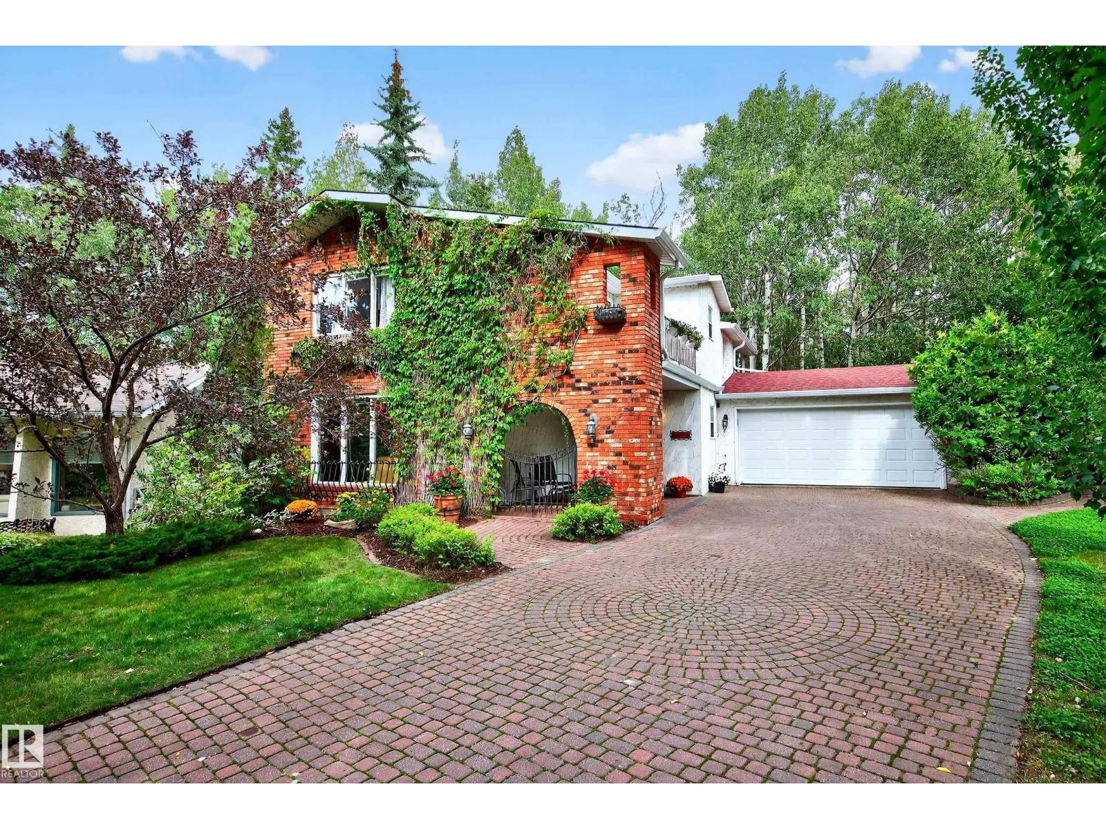 8 GREENWOOD PL