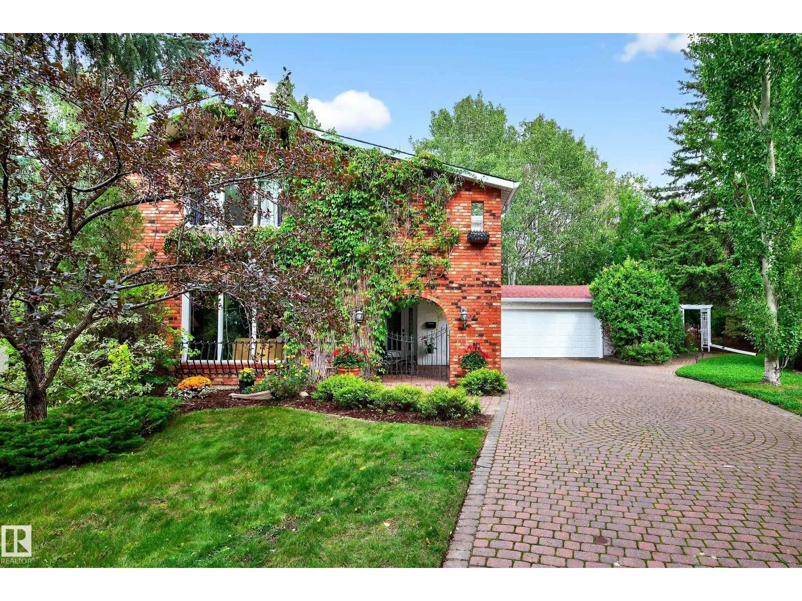 8 GREENWOOD PL