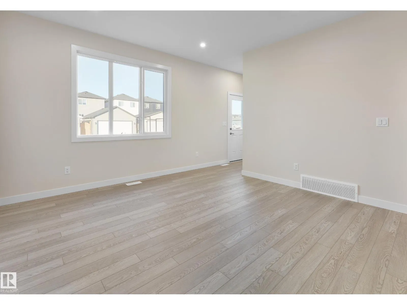 9336 221 ST NW