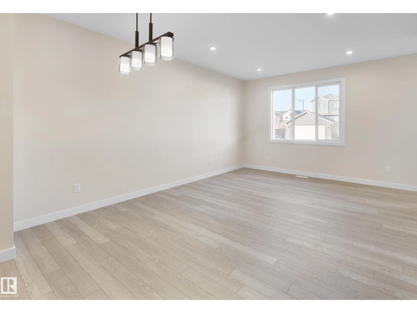 9336 221 ST NW